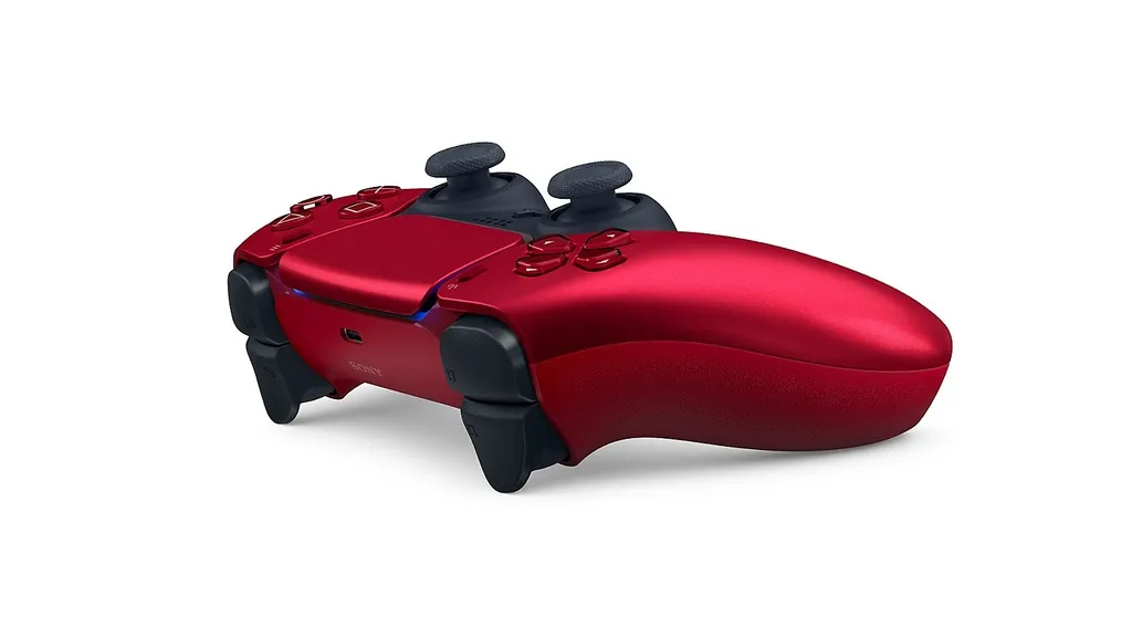Ein metallic-roter kabelloser Gamecontroller mit schwarzen Joysticks und Tasten auf weißem Hintergrund.