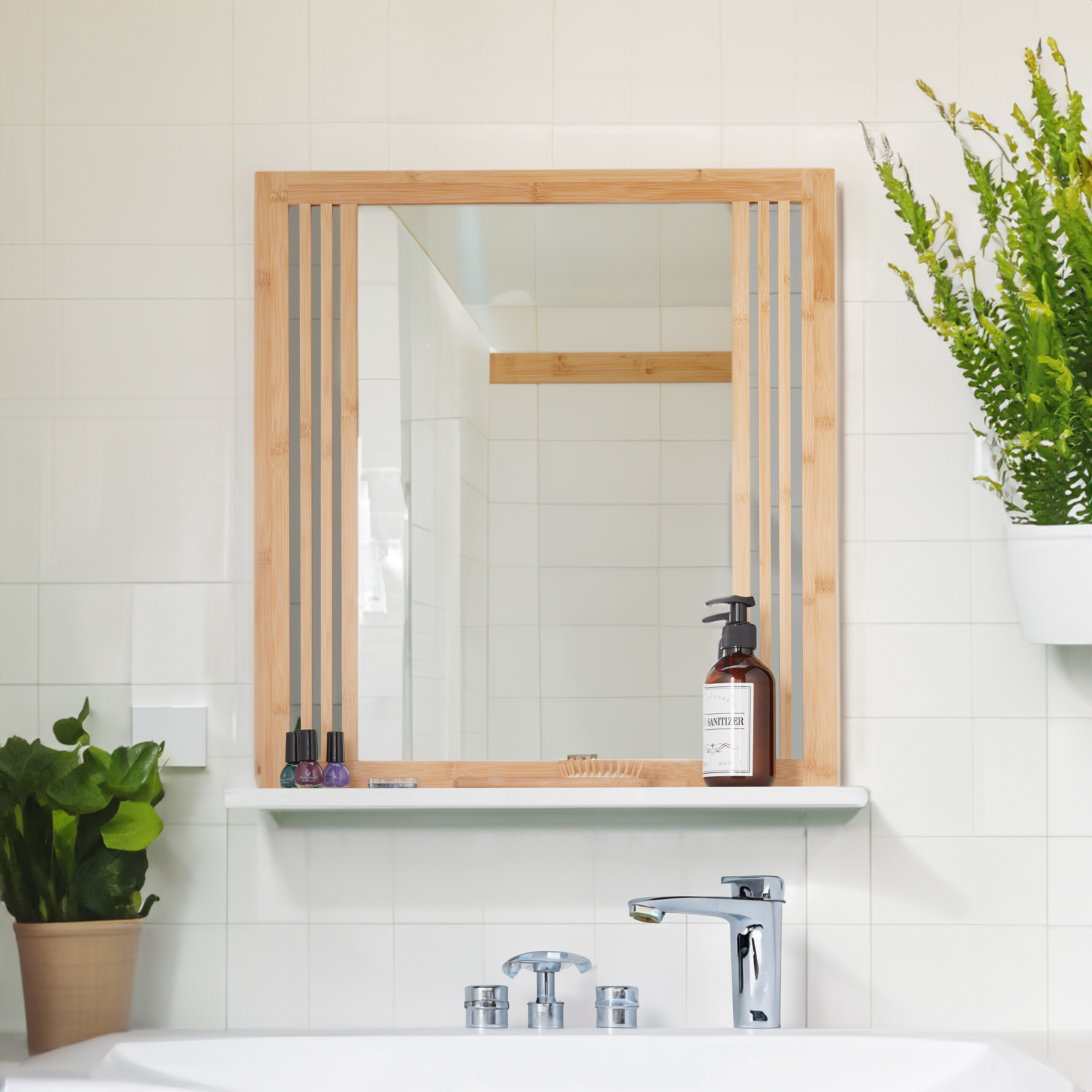 Badezimmer mit Holzspiegel, Waschbecken, Armatur und grünen Pflanzen vor hellen Fliesen.