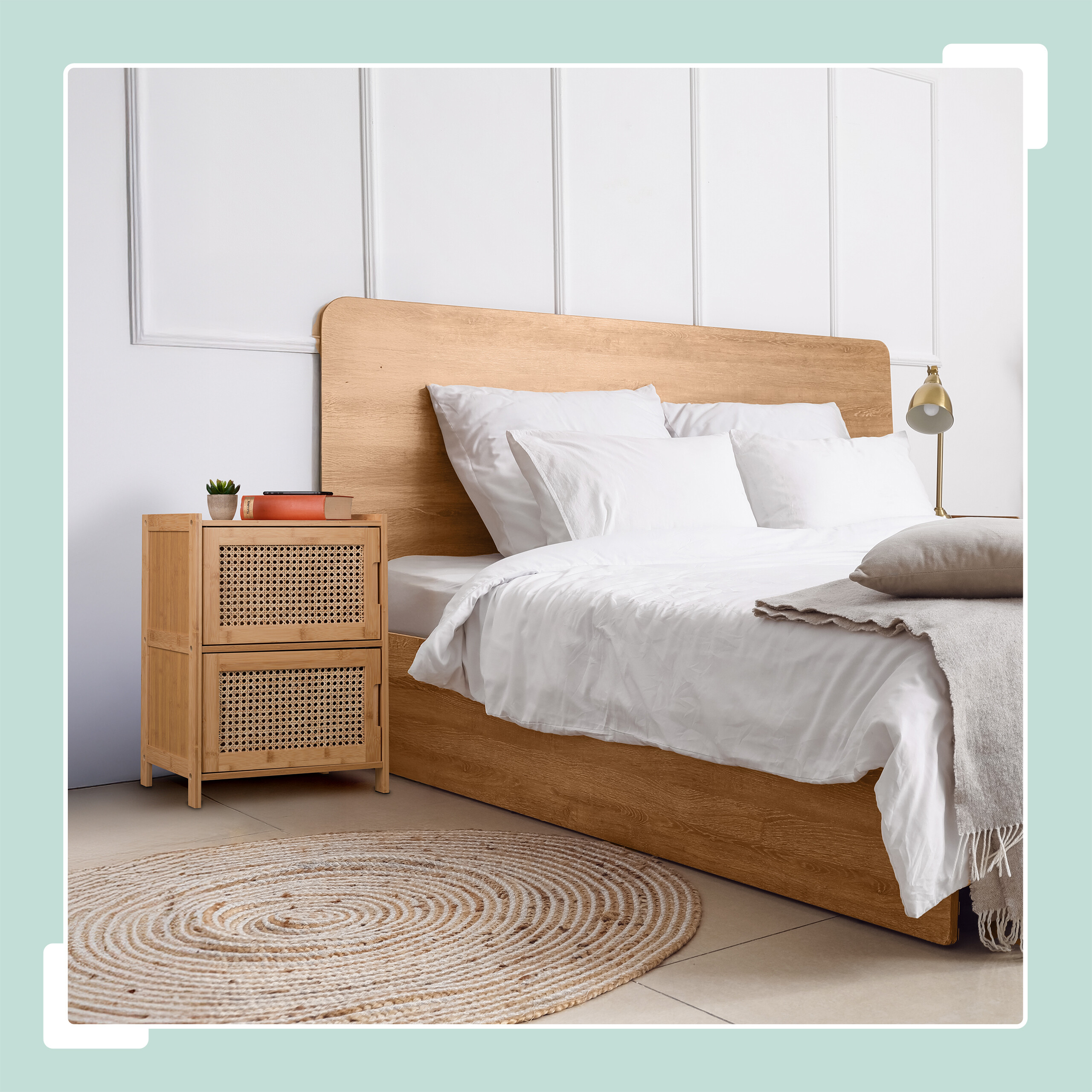 Ein Holzbett mit weißer Bettwäsche, ein Nachttisch und ein runder geflochtener Teppich.