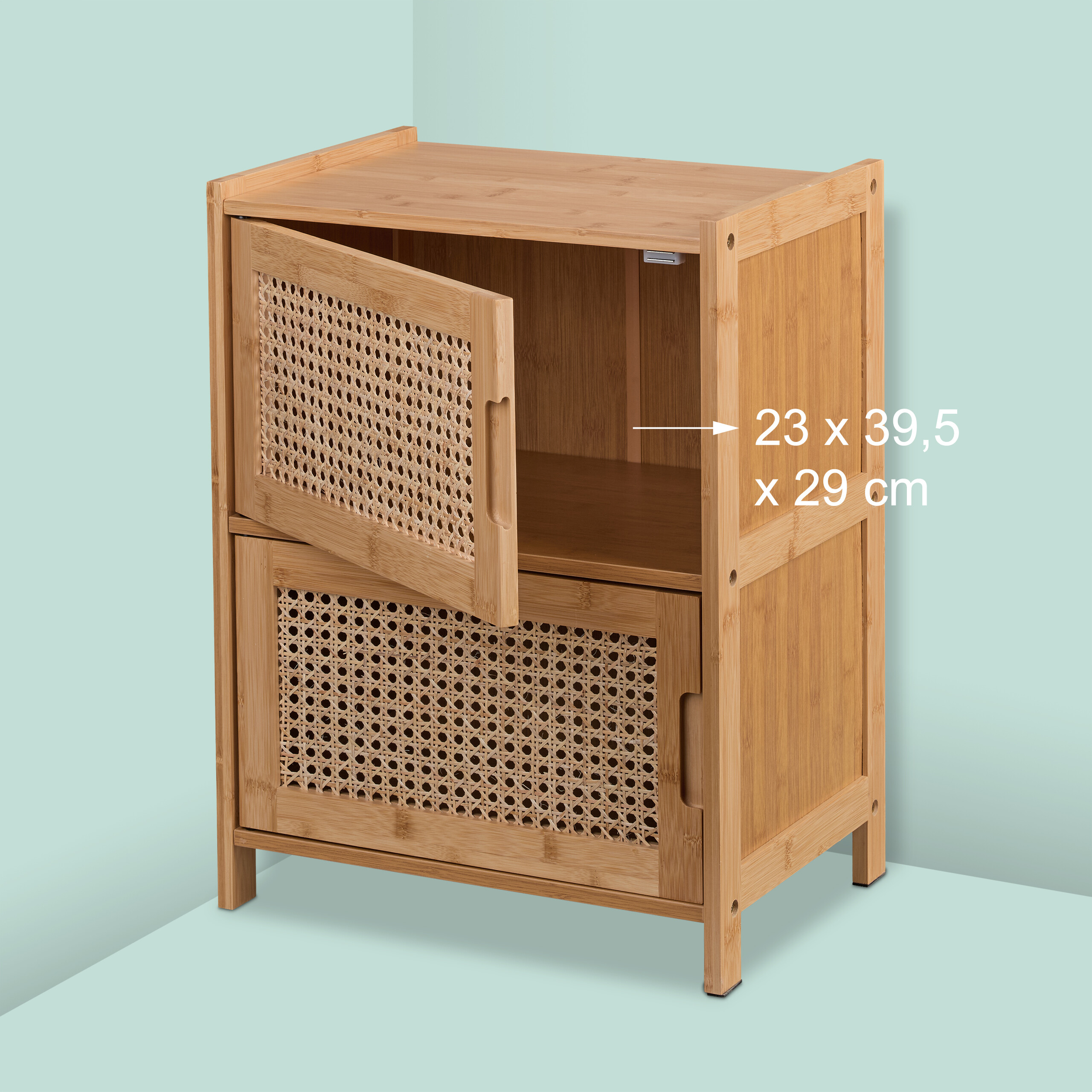 Ein Holzschrank mit zwei geflochtenen Türen, die obere Tür ist offen, mit den Maßen 23 x 39,5 x 29 cm.