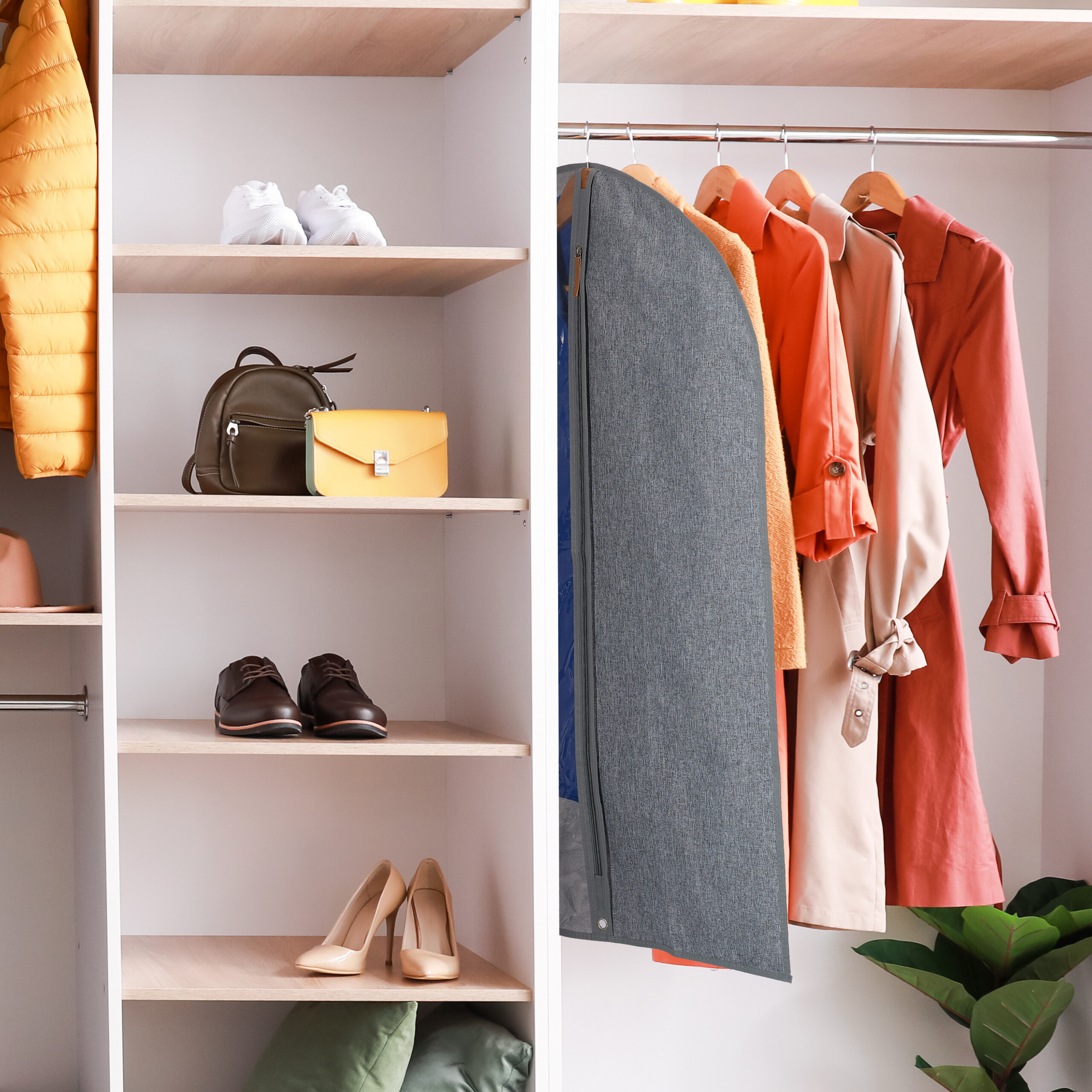 Ein gut organisierter weißer Kleiderschrank mit Kleidung auf Bügeln, Schuhen und Handtaschen in Regalen.