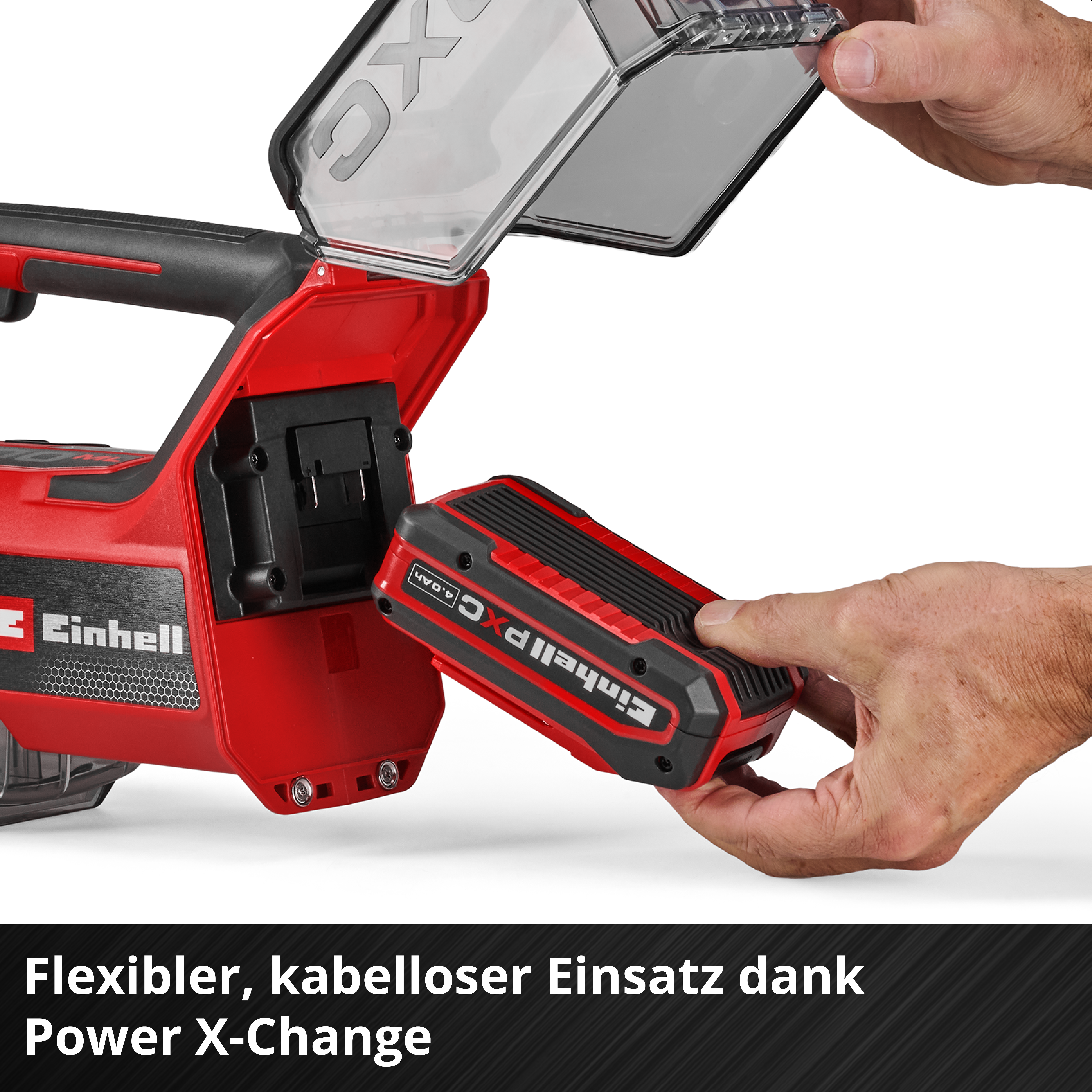 Una mano inserisce una batteria rossa Einhell Power X-Change in un dispositivo rosso.