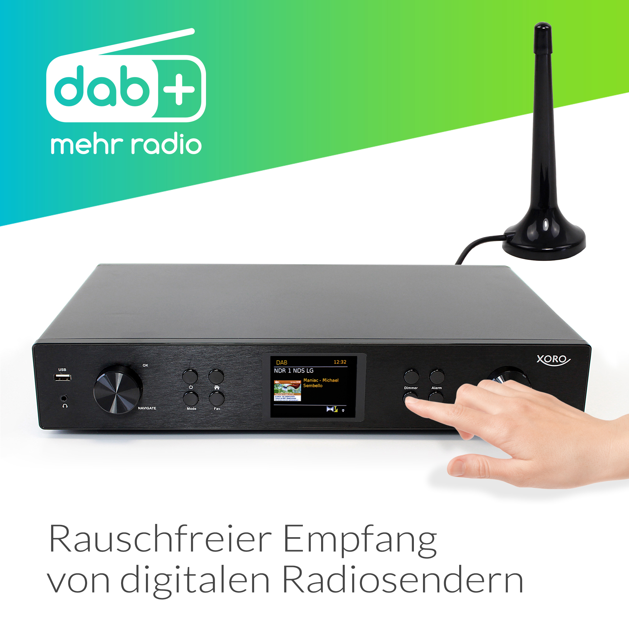 Ein schwarzes Digitalradio mit Display und einer Hand, die auf einen Knopf an der Vorderseite drückt.