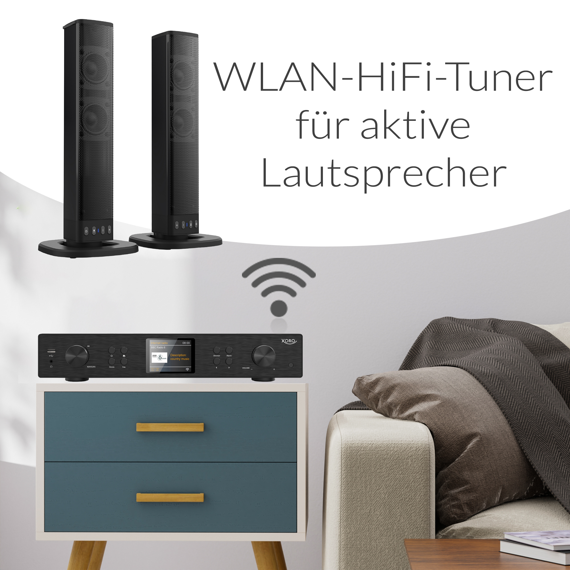 WLAN-HiFi-Tuner auf einer Kommode neben einer Couch mit zwei schwarzen Lautsprechern und Text.
