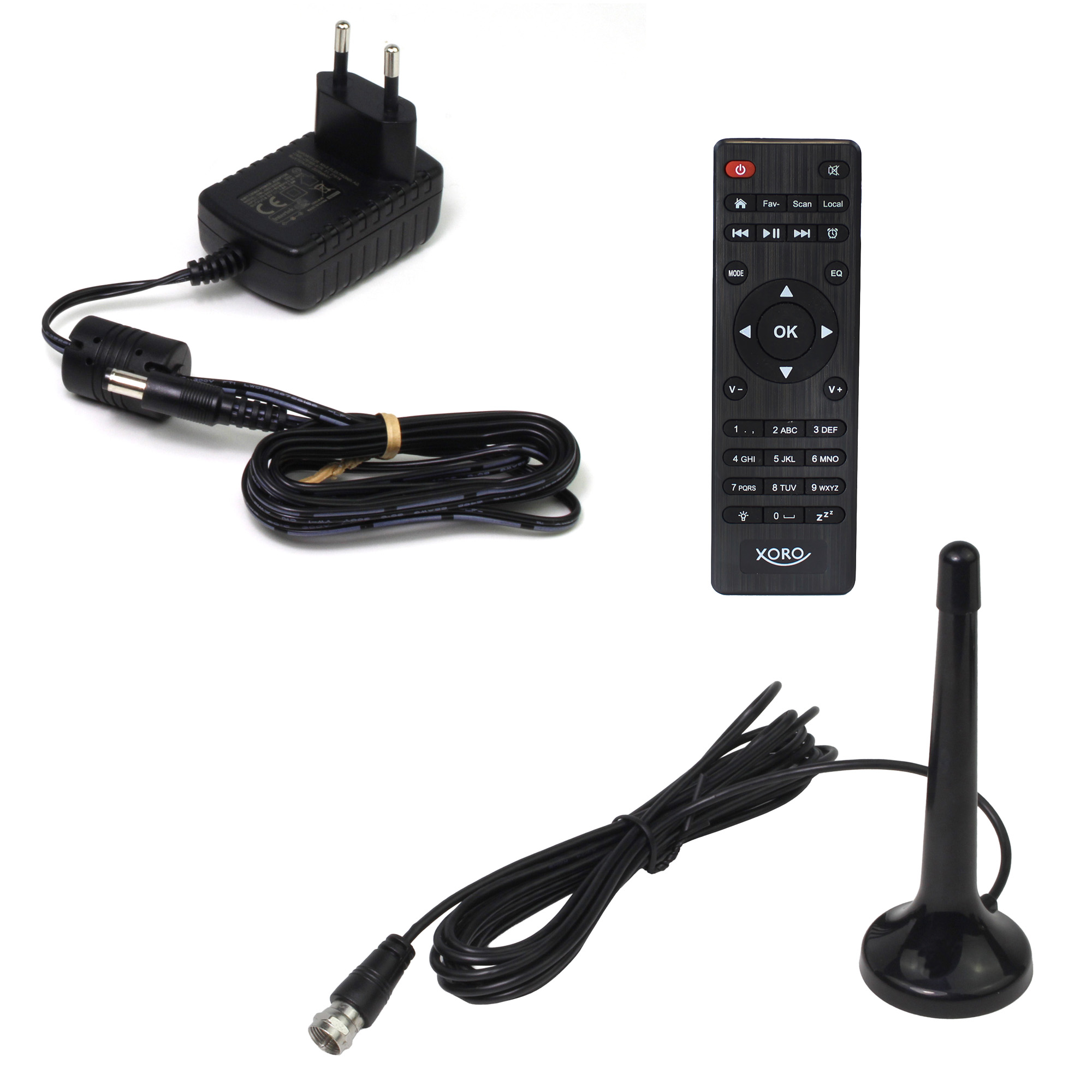 Ein schwarzes Netzteil mit Kabel, eine schwarze Fernbedienung und eine kleine schwarze Antenne auf weißem Grund.