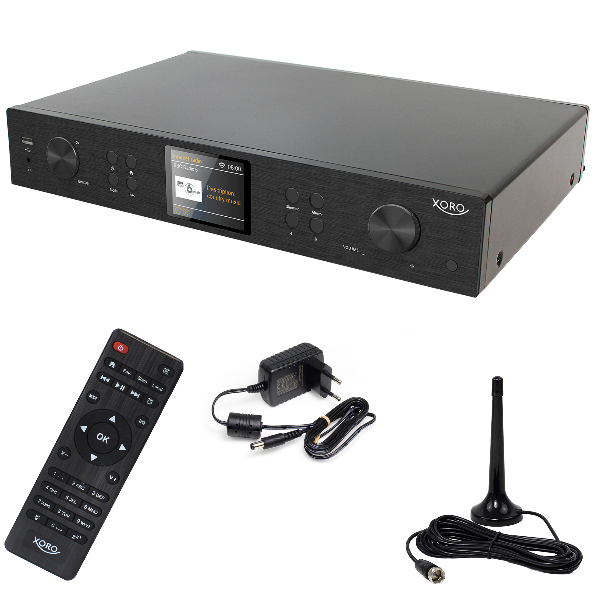 Ein schwarzes Xoro-Internetradio mit Display, Fernbedienung, Netzteil und Antenne auf weißem Hintergrund.