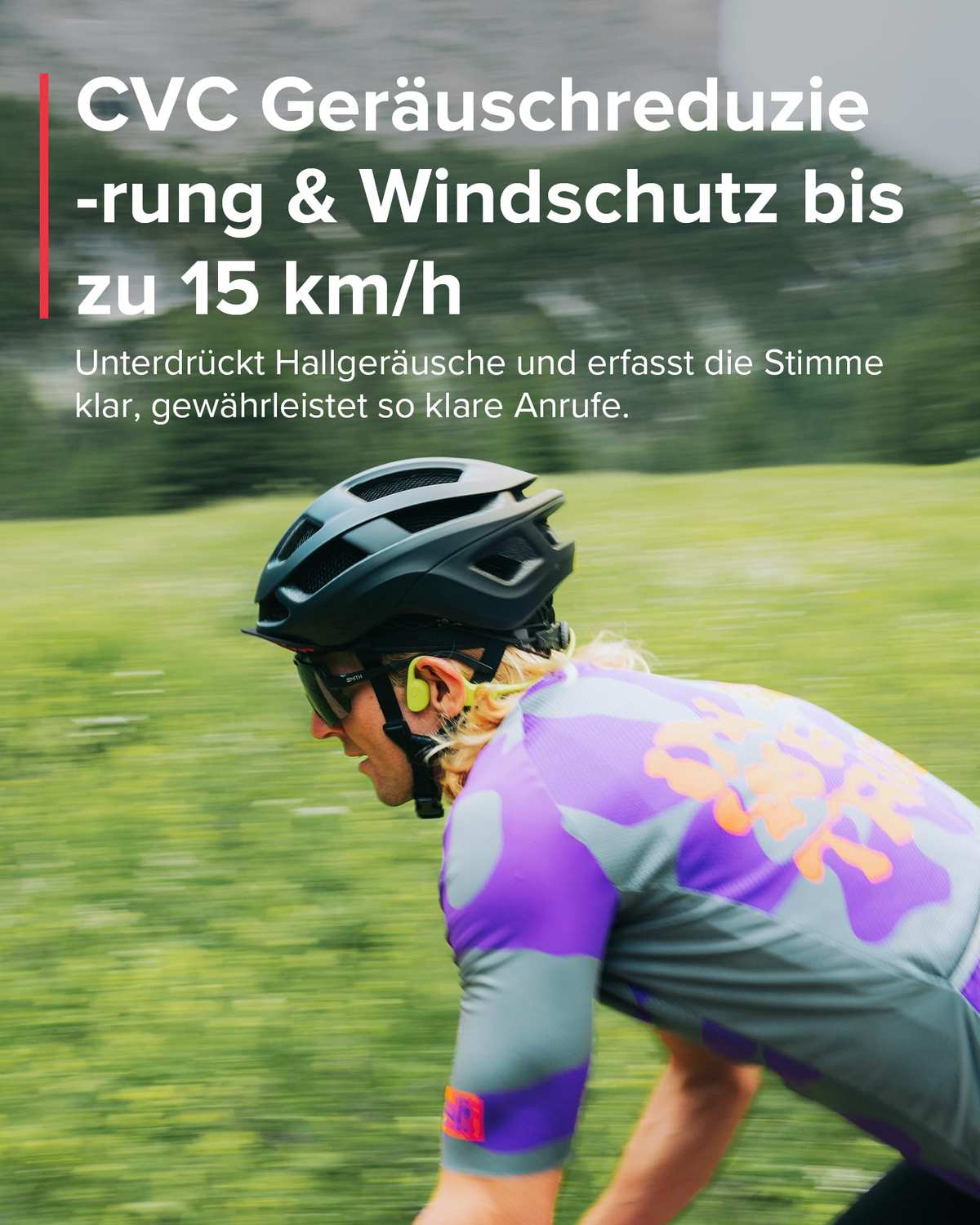 Un ciclista con casco e maglia viola pedala su un sentiero verde, con testo in tedesco.