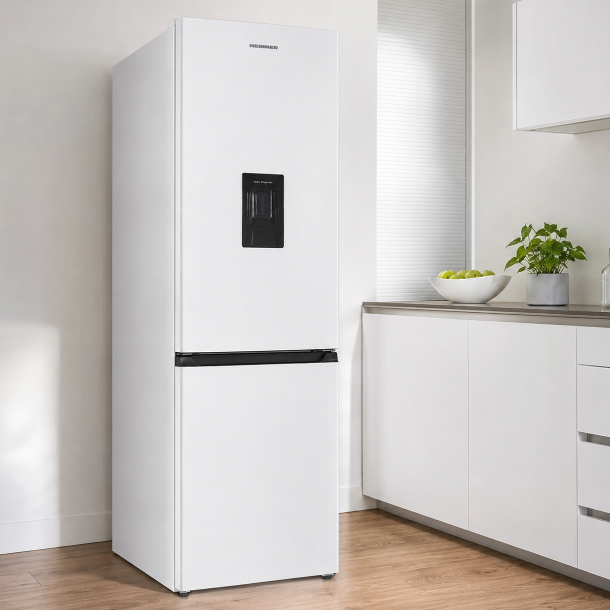 Un réfrigérateur blanc Heinner avec distributeur d'eau dans une cuisine moderne avec sol en bois.