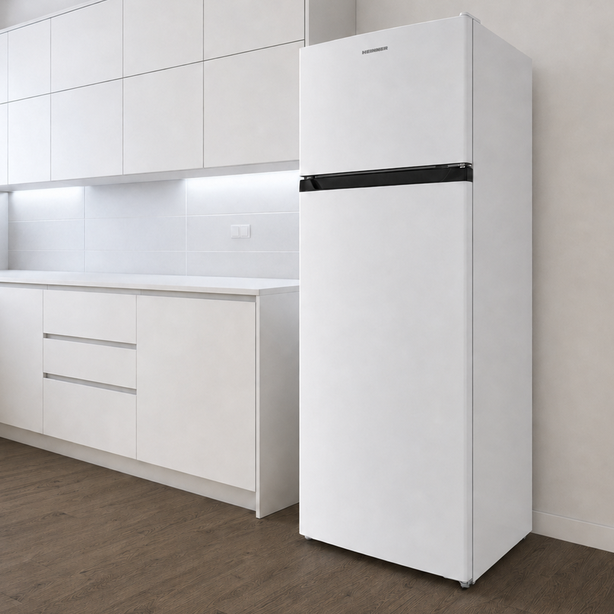 Un réfrigérateur blanc se trouve dans une cuisine moderne avec des placards blancs et un sol en bois foncé.