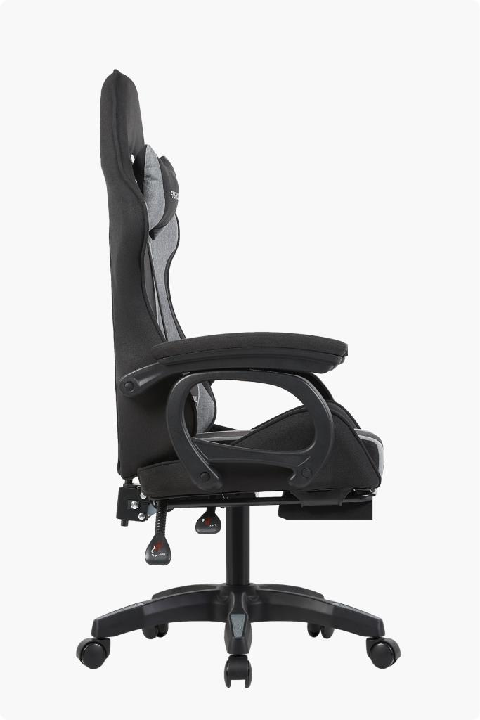 Açık arka plan üzerinde gri baş destekli ergonomik siyah oyuncu koltuğunun yandan görünümü.