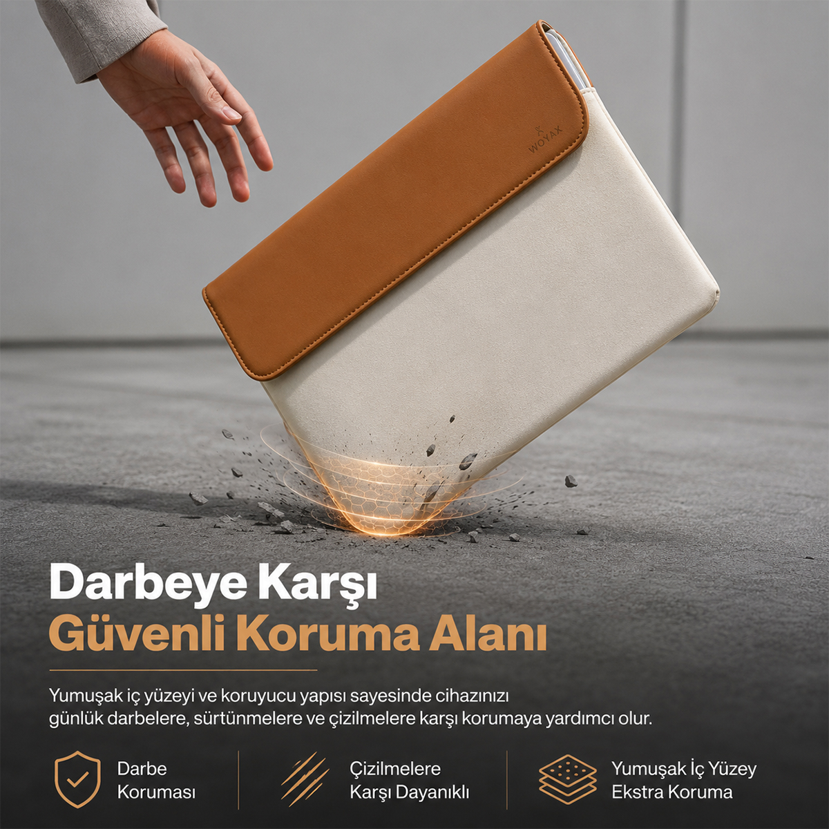 Bir el, koruyucu şok dalgası efektiyle yere düşen beyaz ve kahverengi laptop kılıfına uzanıyor.