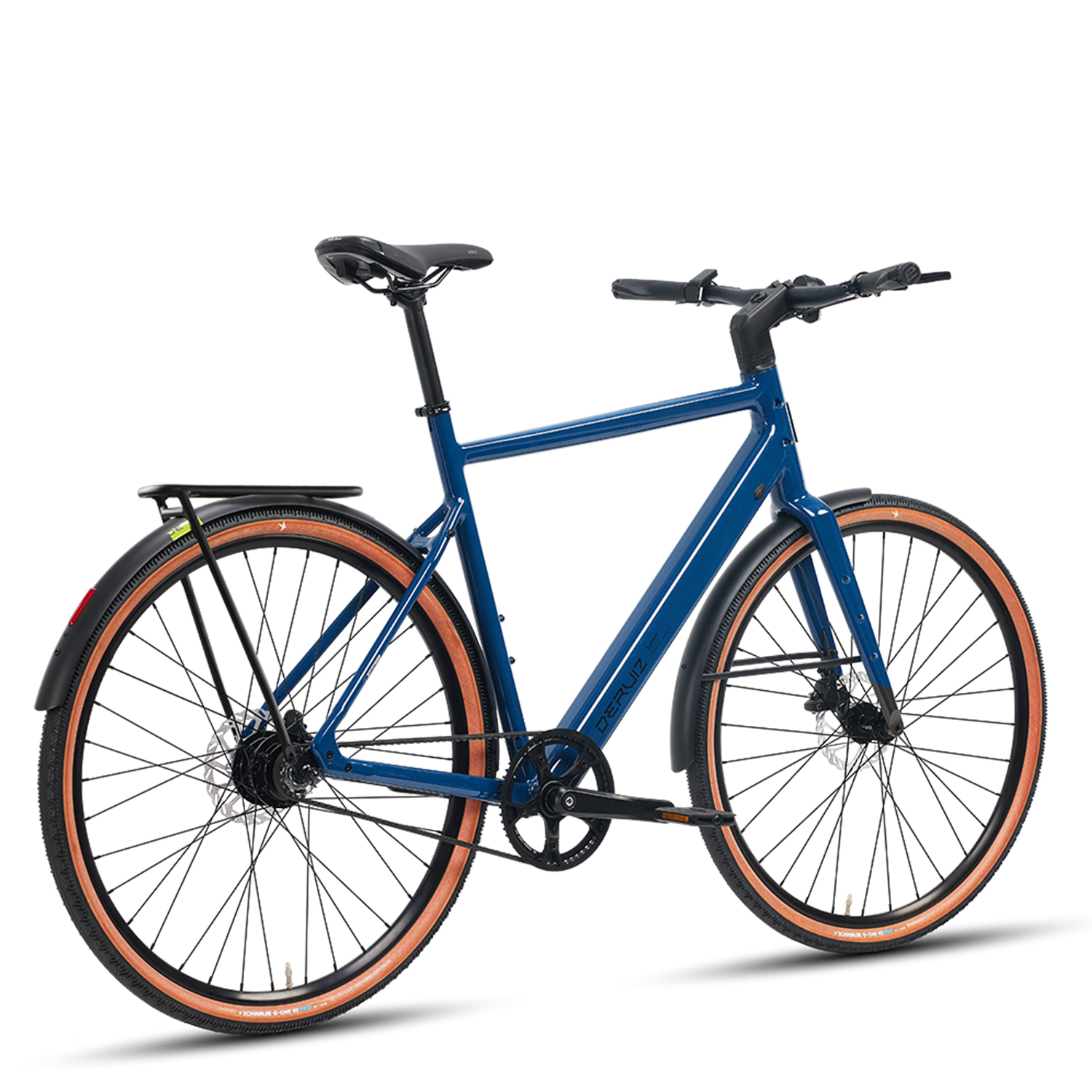 Ein blaues Stadtfahrrad mit braunen Reifen, Gepäckträger und Schutzblechen vor weißem Hintergrund.