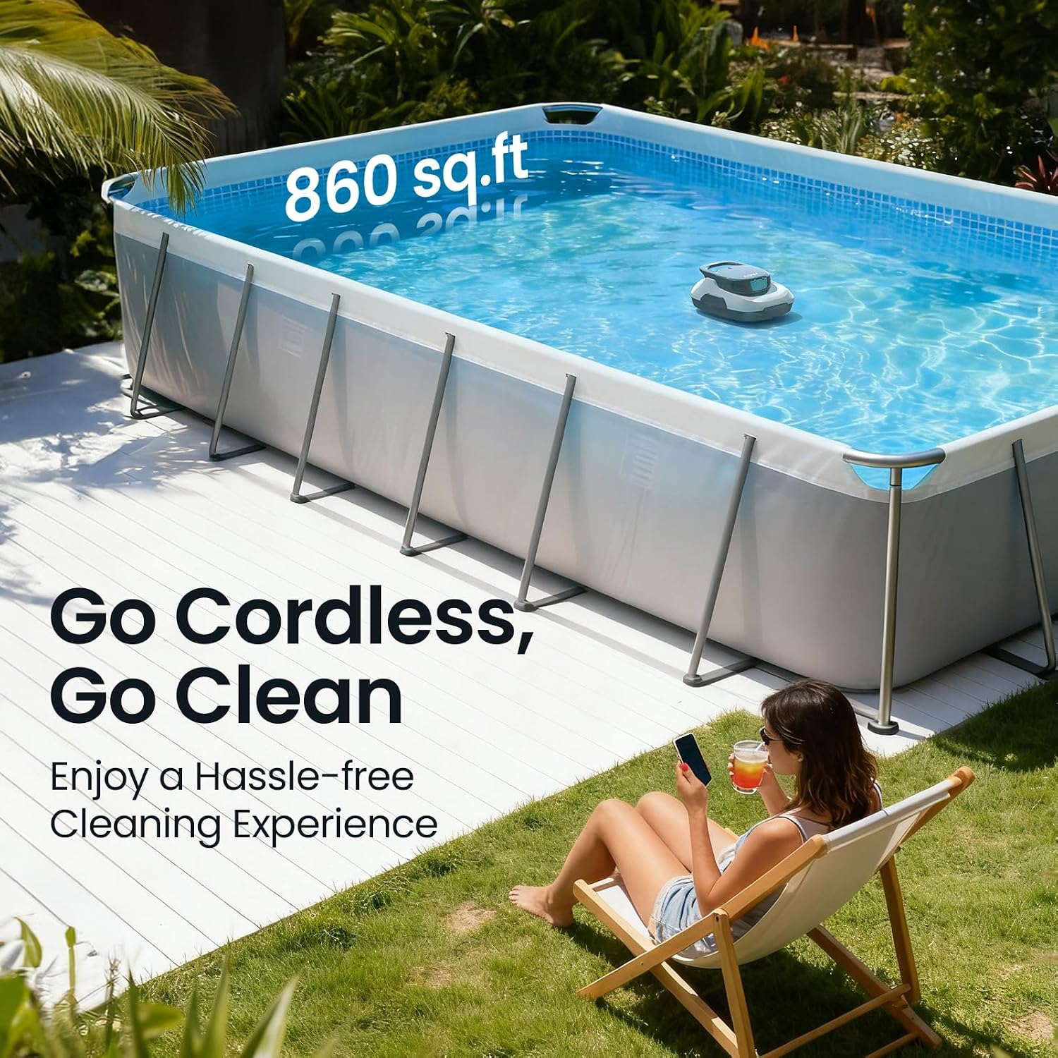 Une femme se détend sur un transat au bord d'une piscine avec une boisson et un téléphone, tandis qu'un robot nettoie.
