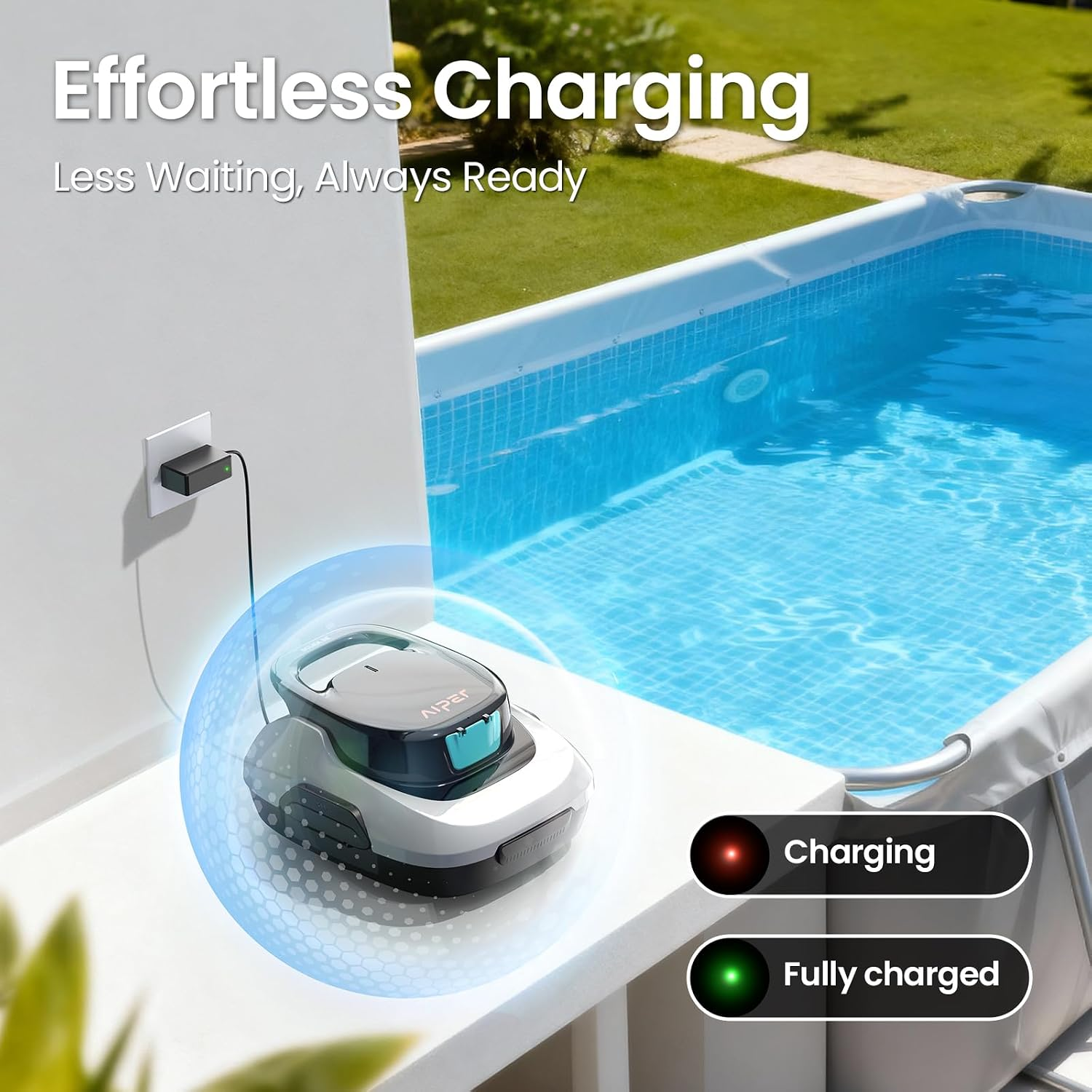 Un nettoyeur de piscine automatique se recharge contre un mur près d'une piscine bleue.