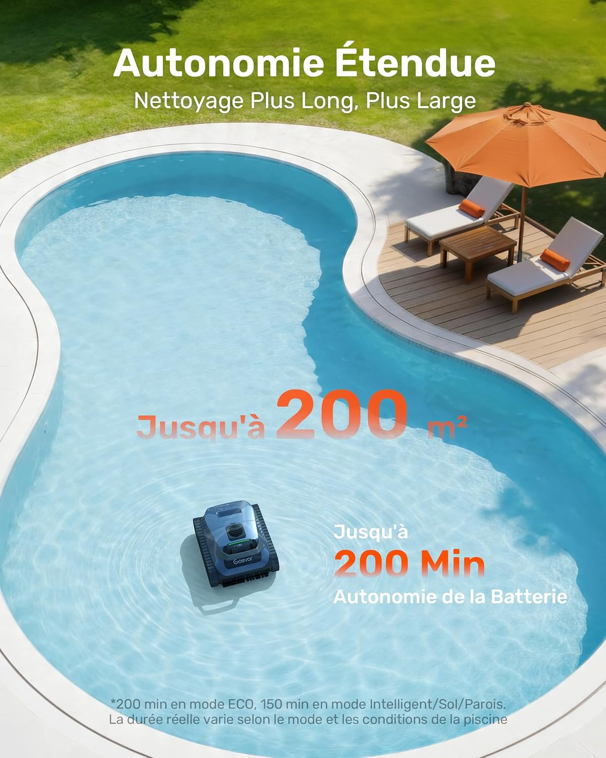 Een blauwe zwembadrobot reinigt een gebogen zwembad naast een houten terras met ligstoelen.