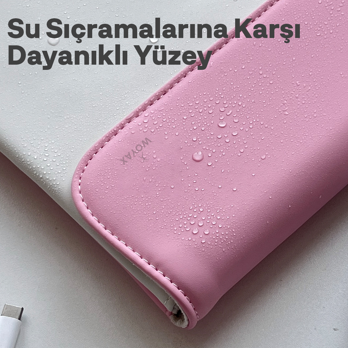 Türkçe metin içeren pembe ve beyaz yüzey üzerinde su damlacıkları.
