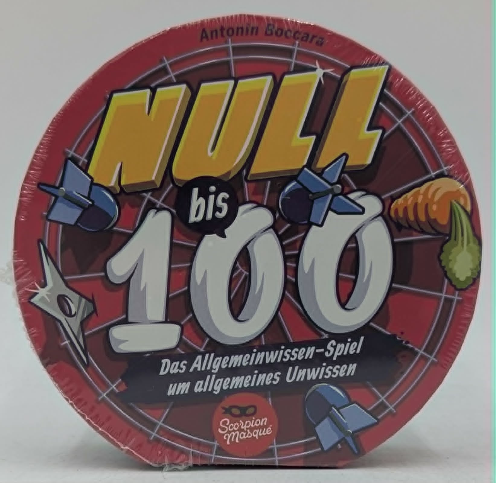 Runde Schachtel des Wissensspiels NULL bis 100 mit rotem Hintergrund, gelb-weißer Typografie und Cartoon-Symbolen.