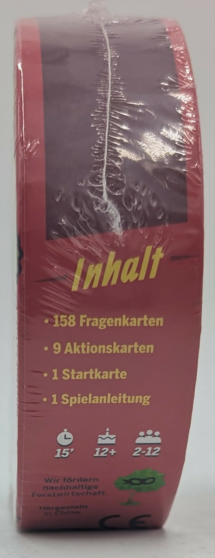 Seitenansicht einer roten Spielverpackung mit gelber Schrift und Infos zu Inhalt und Spielregeln.