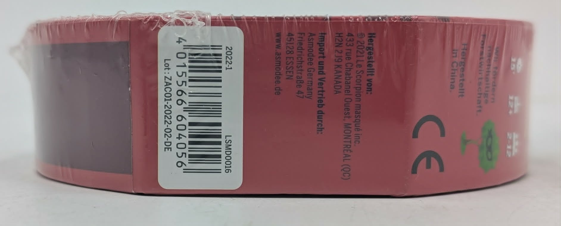 Rote, in Folie verpackte Verpackung mit Strichcode, Text und CE-Kennzeichen.