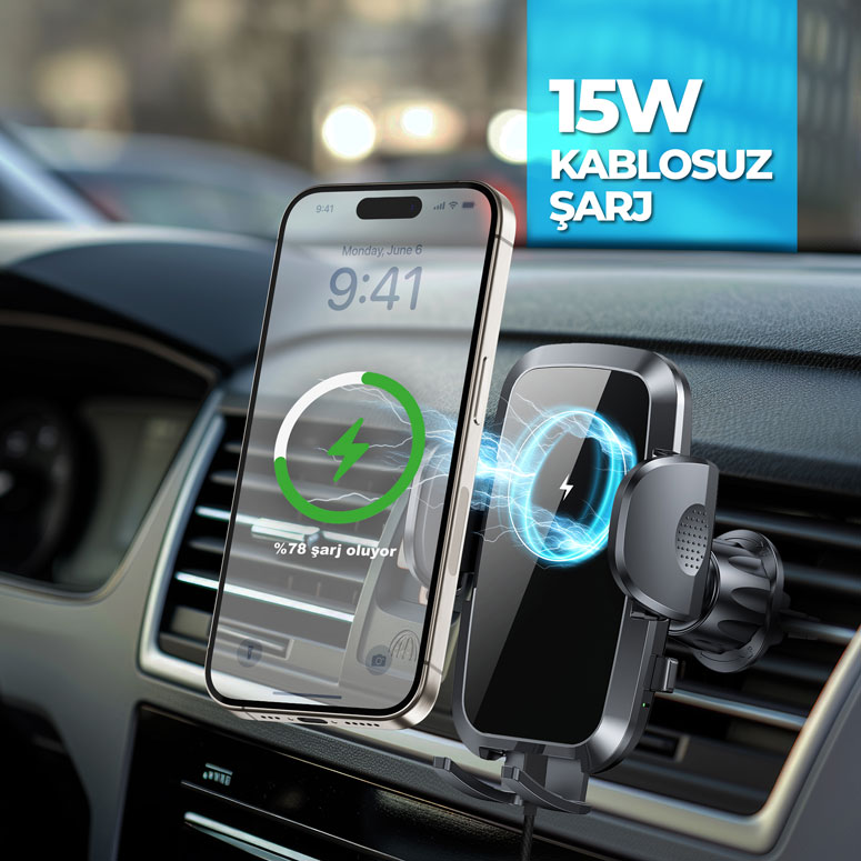 Havalandırma peteğinde 15W kablosuz araç şarj tutucusunda takılı akıllı telefon.