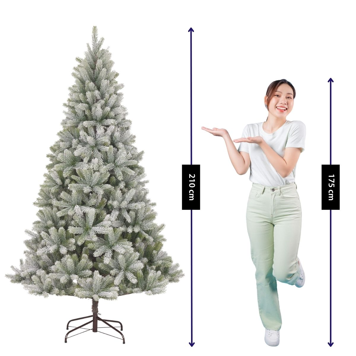 Een vrouw naast een kunstkerstboom van 210 cm, die de hoogte demonstreert.