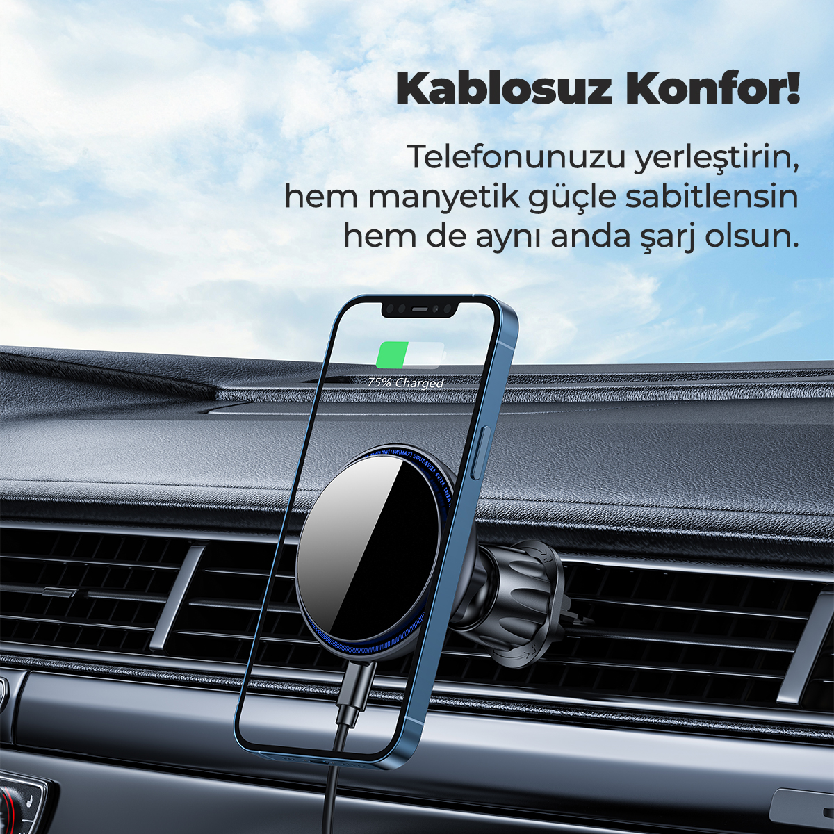 Araba havalandırma peteğine takılı kablosuz şarj cihazında duran akıllı telefon ve gökyüzü arka planı.