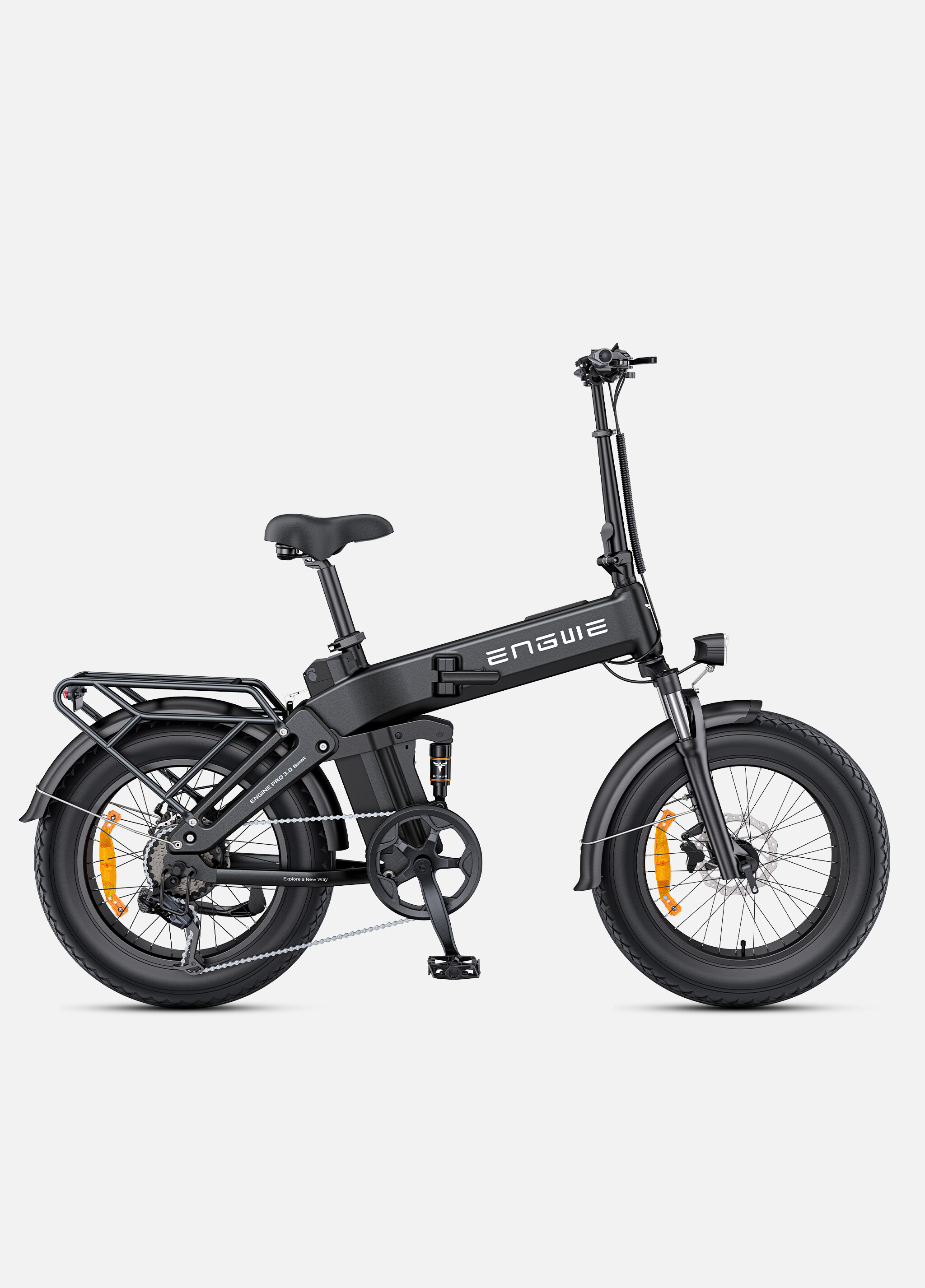Una bici elettrica nera con pneumatici larghi, portapacchi posteriore e logo sul telaio su sfondo chiaro.