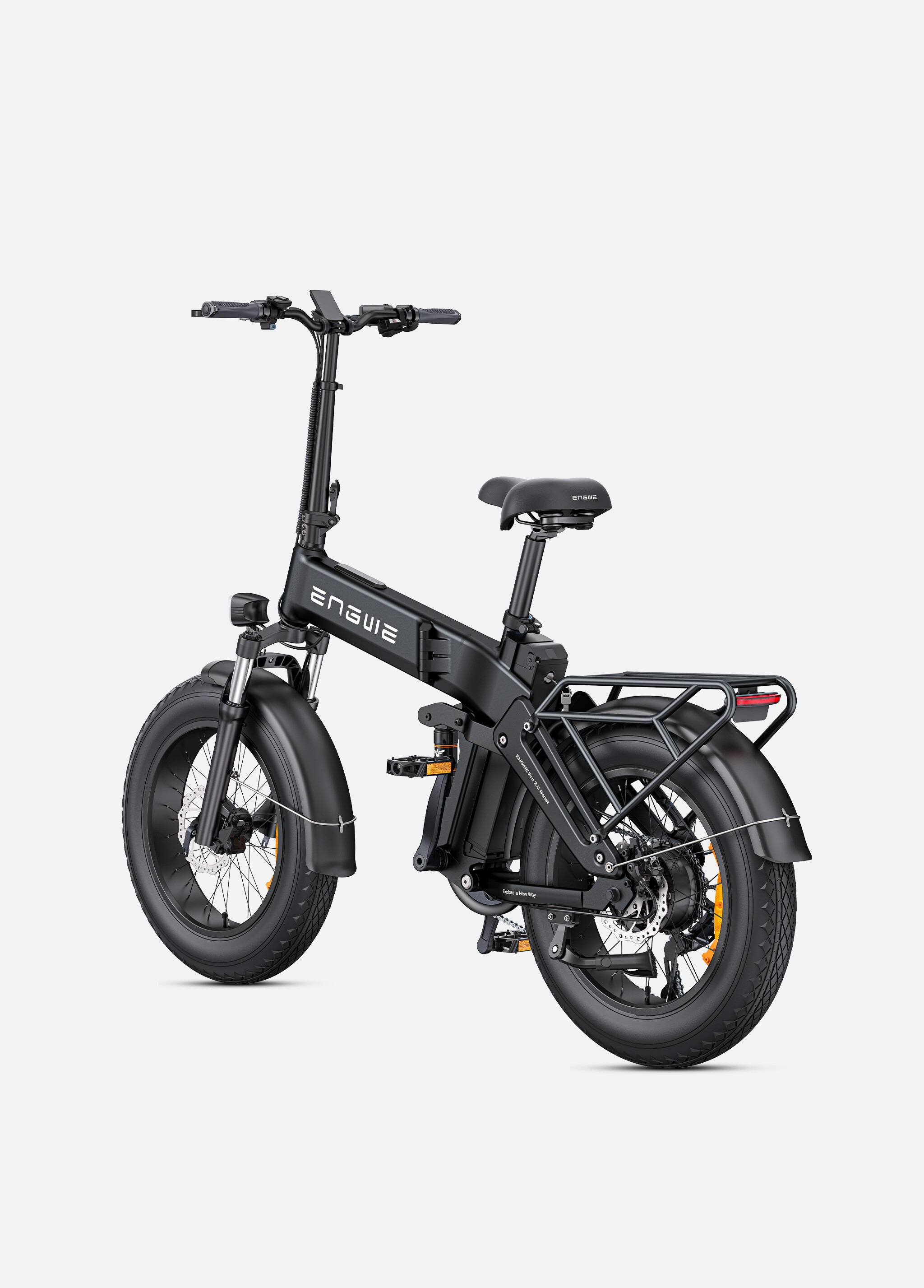 Una bici elettrica pieghevole Engwe nera con pneumatici larghi e portapacchi posteriore.