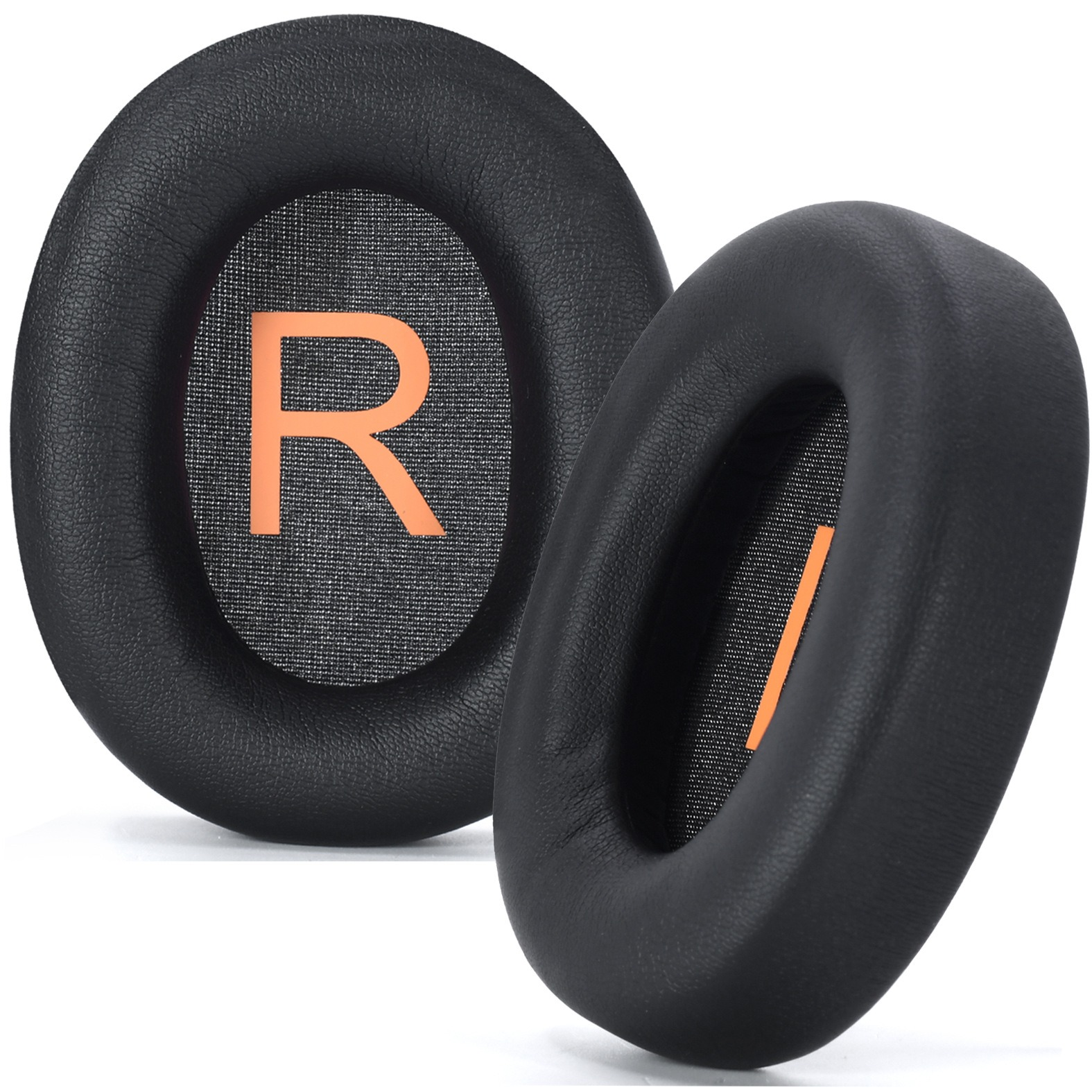 Zwei schwarze Leder-Kopfhörer-Ohrpolster, eines mit einem orangefarbenen 'R', das andere mit einem orangen Strich.