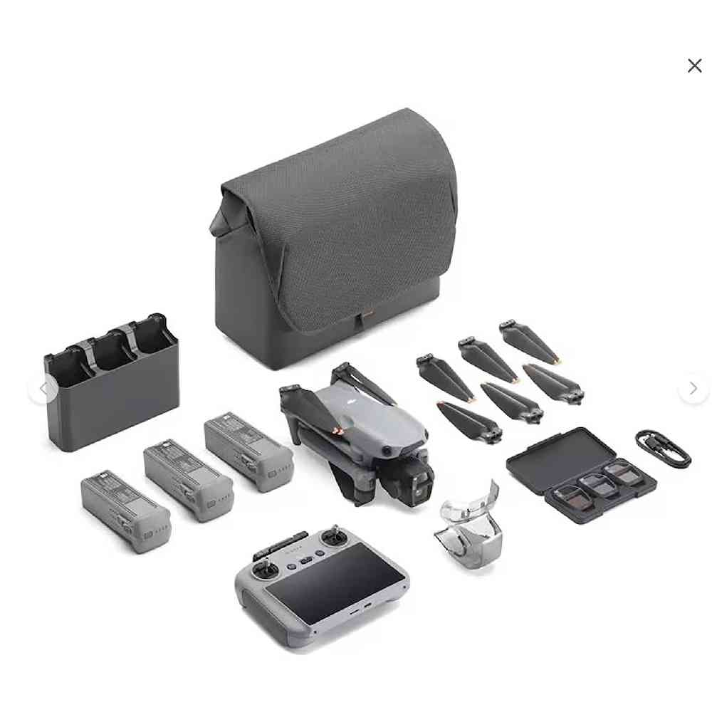 Beyaz arkaplanda taşıma çantası, kumanda, piller, yedek pervaneler ve aksesuarlarla birlikte gri bir drone.