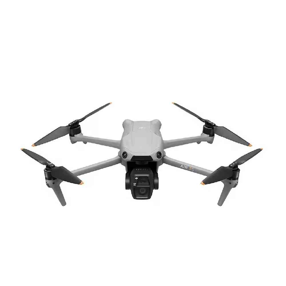 Düz beyaz bir arka plan üzerinde, dört pervanesi açık ve altında kamera bulunan gri renkli DJI drone.