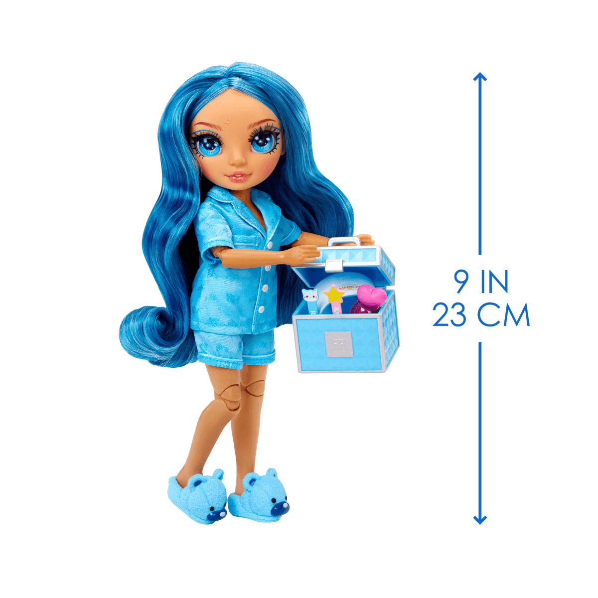 Una bambola dai capelli blu tiene una trousse aperta accanto a una scala di 23 cm.