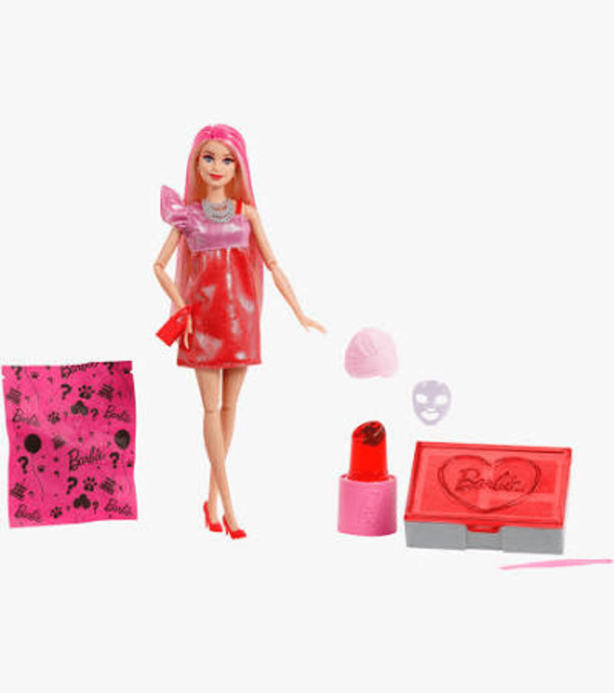 Eine Barbie-Puppe mit rosa Haaren, rotem Kleid, Tasche, Überraschungstüte, Lippenstift und Box auf weißem Hintergrund.