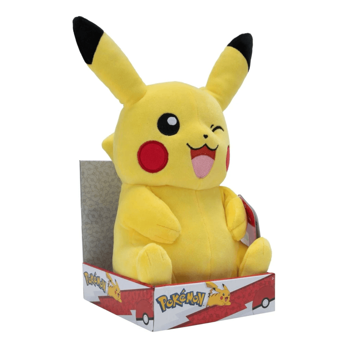 Une peluche Pikachu jaune est assise dans une boîte de présentation Pokémon sur fond blanc.