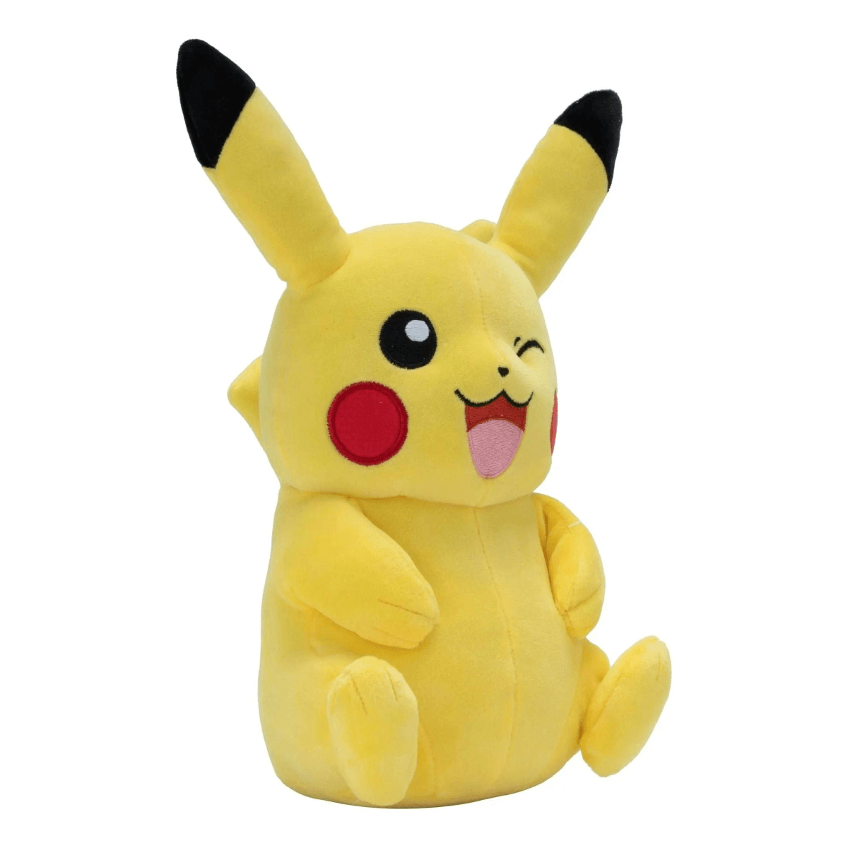 Une peluche Pikachu jaune assise avec des joues rouges et un visage heureux sur fond blanc.