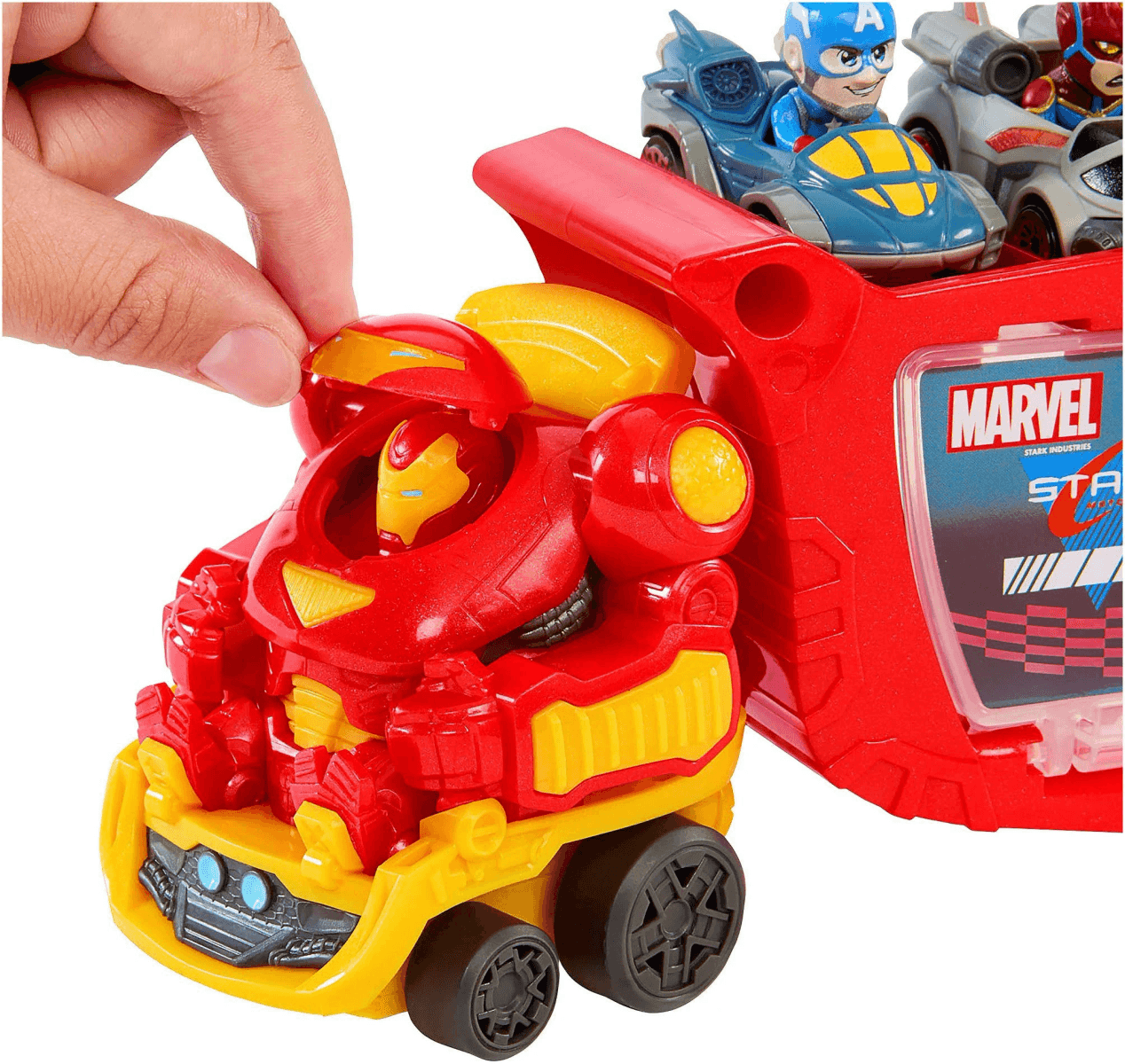 Una mano abre el coche de juguete de Iron Man, mientras Captain America está en el camión.