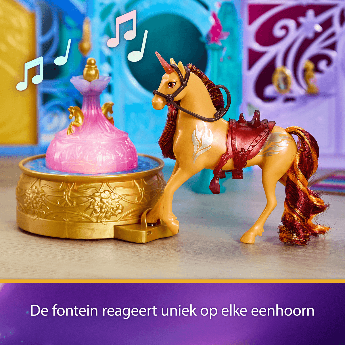 Ein Spielzeugeinhorn steht neben einem leuchtend rosa-goldenen Brunnen vor buntem Hintergrund.