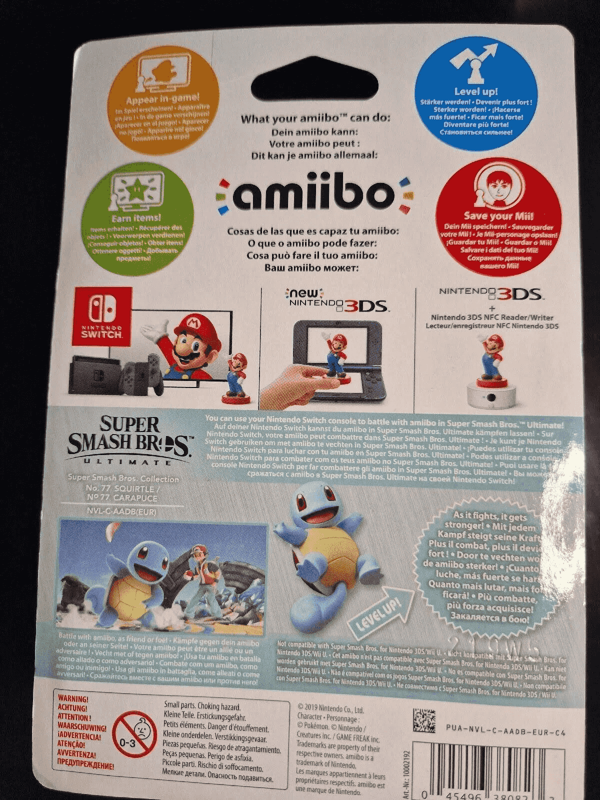 Parte trasera de un envoltorio de Amiibo Squirtle para Super Smash Bros. con imágenes y texto.