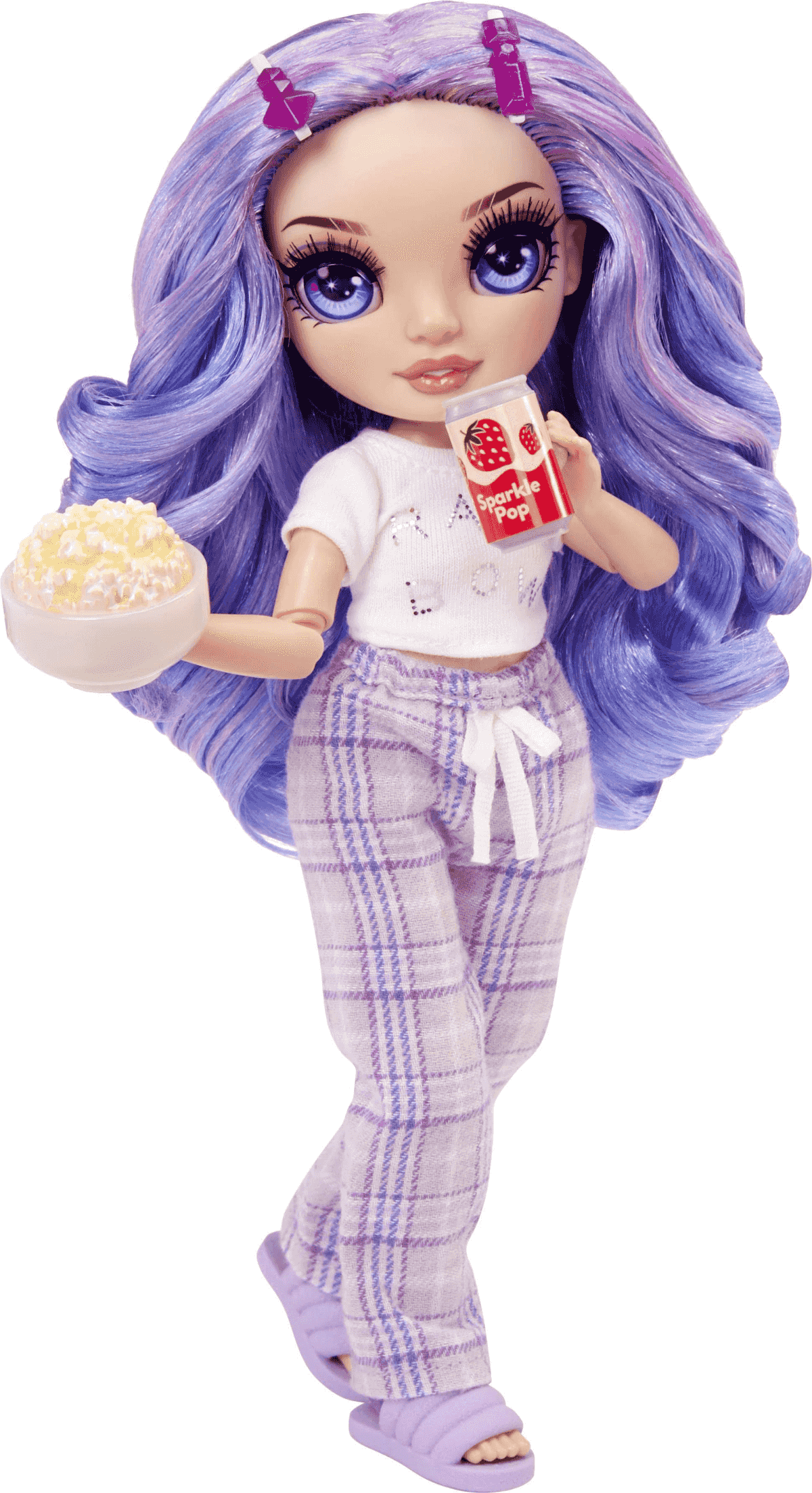 Bambola alla moda con capelli viola in pigiama tiene popcorn e bibita.
