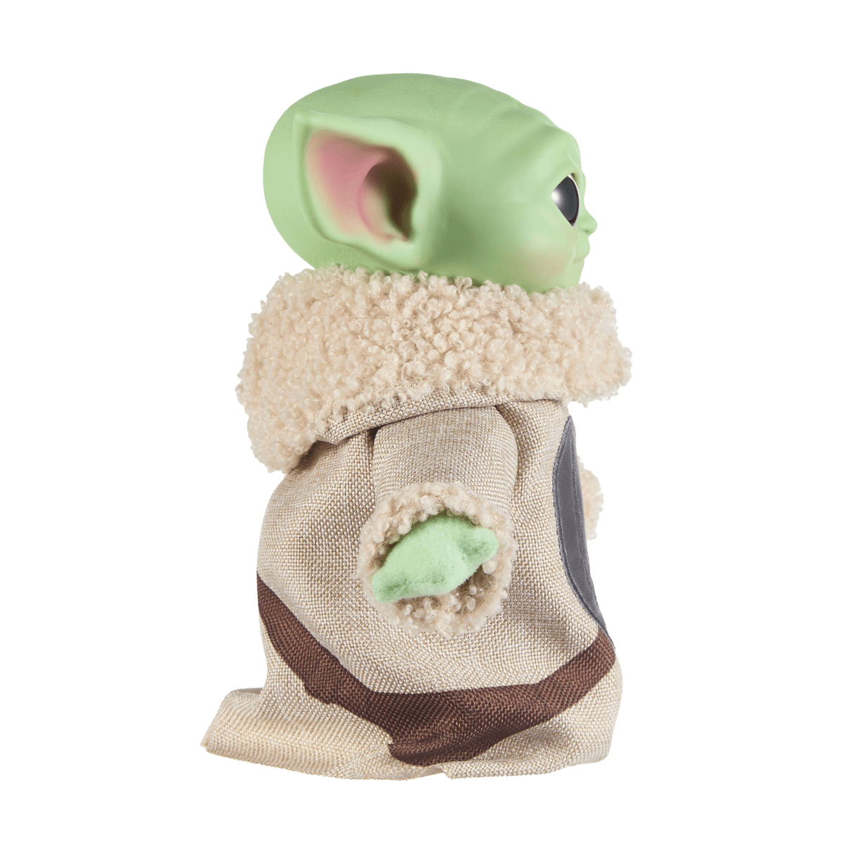 Eine grüne Yoda-Figur mit großen Ohren und Augen trägt eine beige Robe mit Pelzkragen.