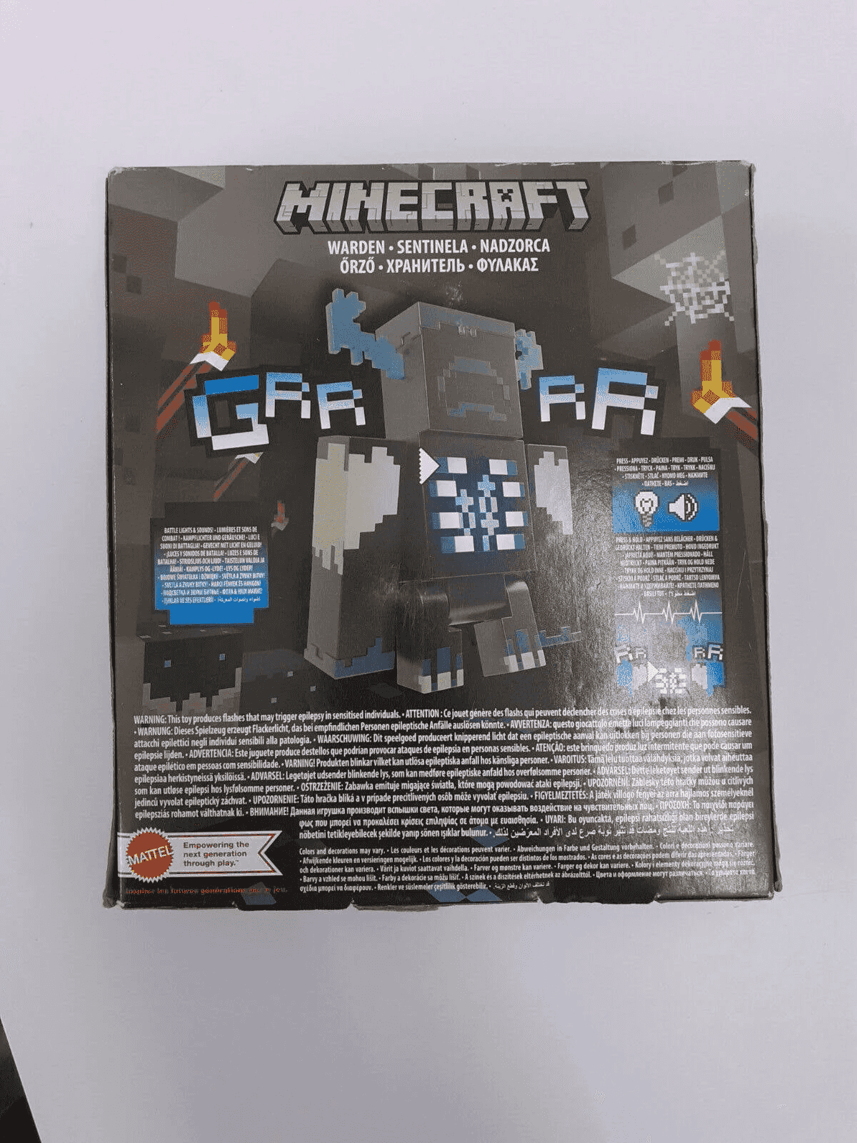 Parte trasera de un empaque de juguete Minecraft Warden con advertencias.