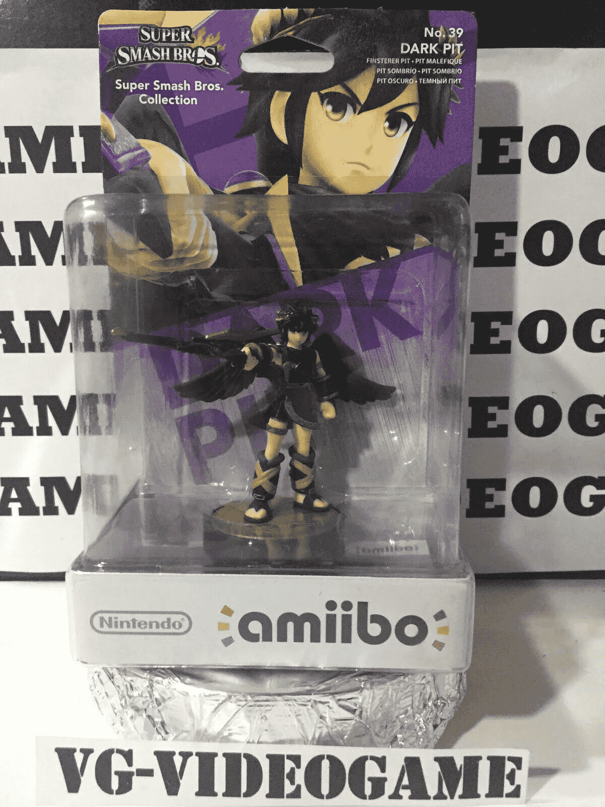 Dark Pit Amiibo-Figur in Originalverpackung vor einem gemusterten Hintergrund.
