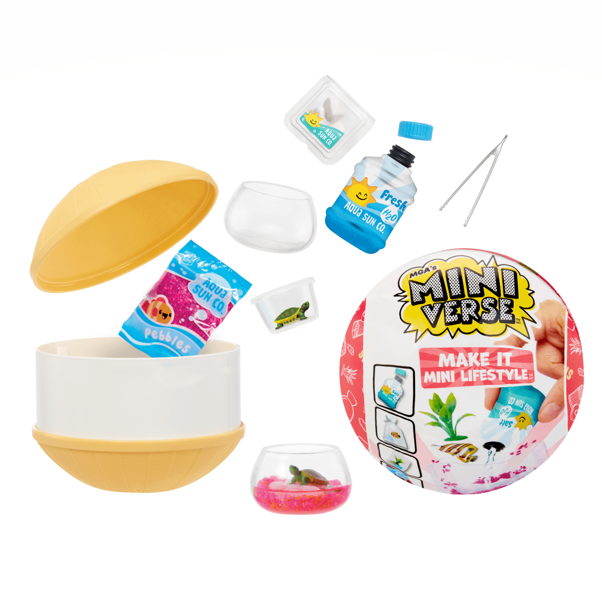 Miniverse-Set mit gelber Kugel, Kies, Wasserflasche, winziger Schildkröte und Zubehör für ein kleines Terrarium.