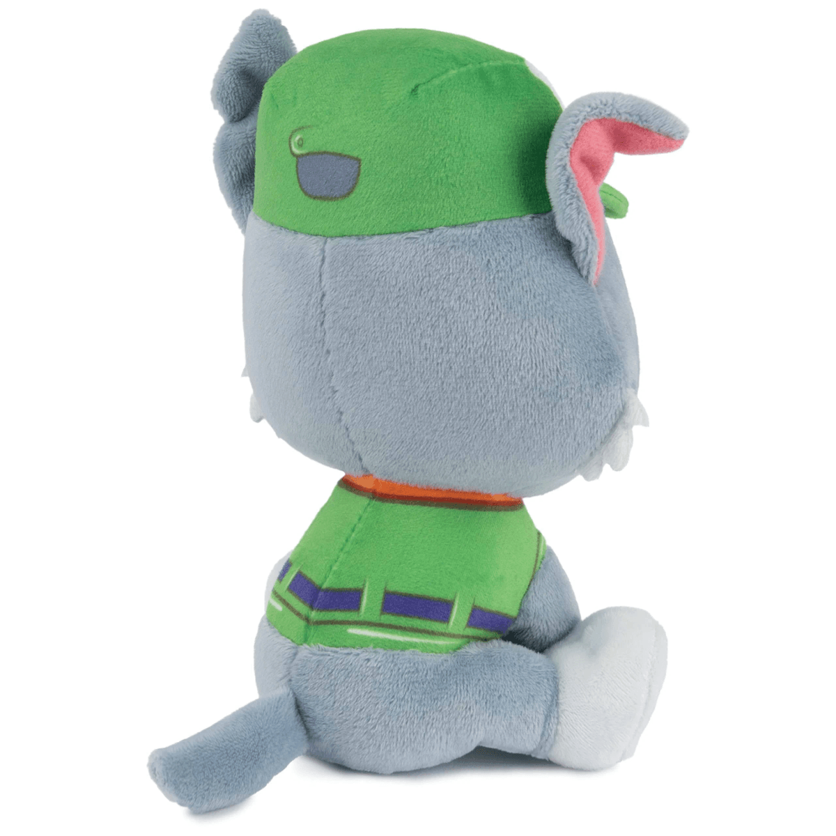 Vista trasera de un perrito de peluche gris con sombrero y chaleco verdes.