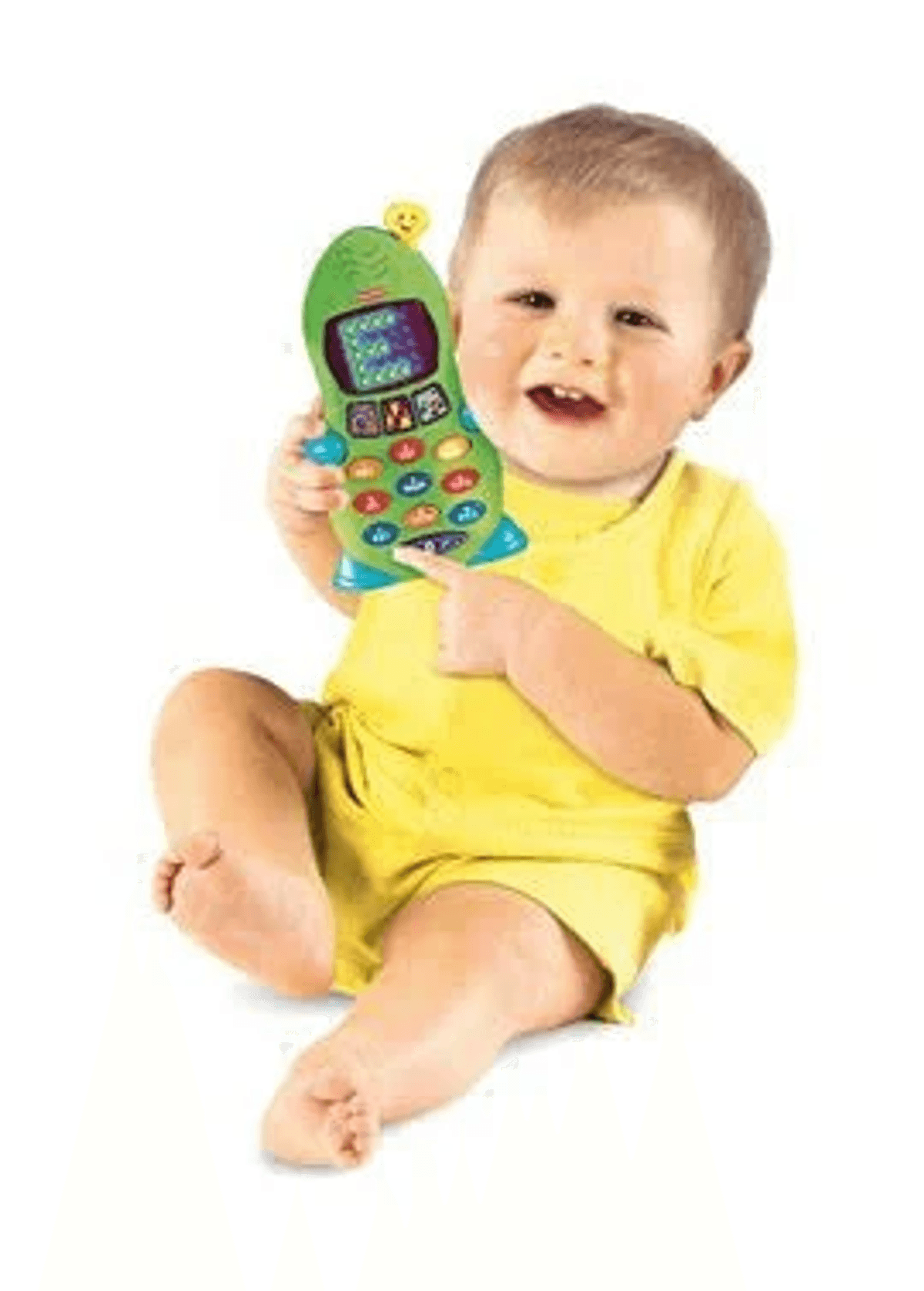 Un bébé souriant en tenue jaune assis tient un téléphone jouet vert.