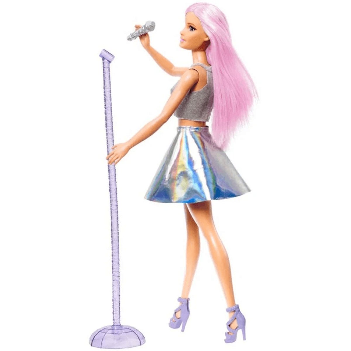 Eine Modepuppe mit langem rosa Haar, silenem Top, glänzendem Rock und lila High Heels hält ein Mikrofon.