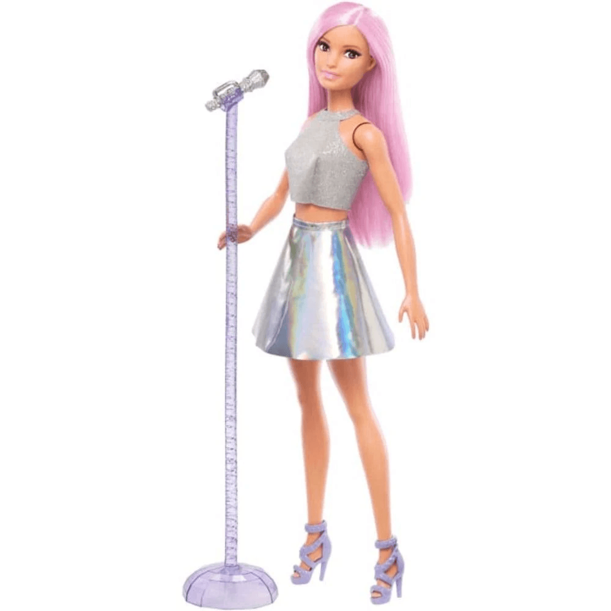 Eine Modepuppe mit langen rosa Haaren, einem silbernen Oberteil, glänzenden Rock und High Heels neben einem Mikrofon.