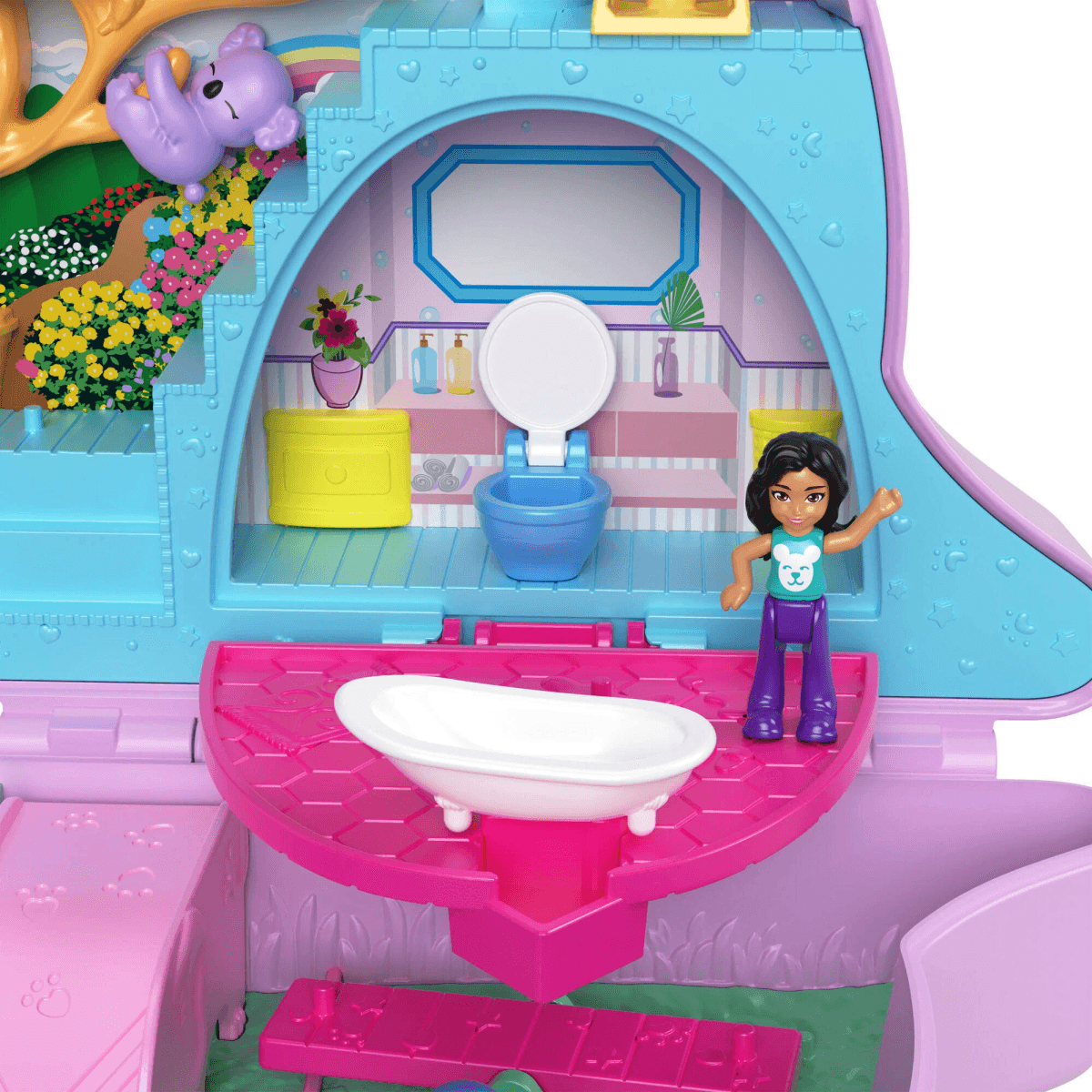Baño de casa de muñecas con inodoro azul, bañera blanca y una pequeña muñeca.