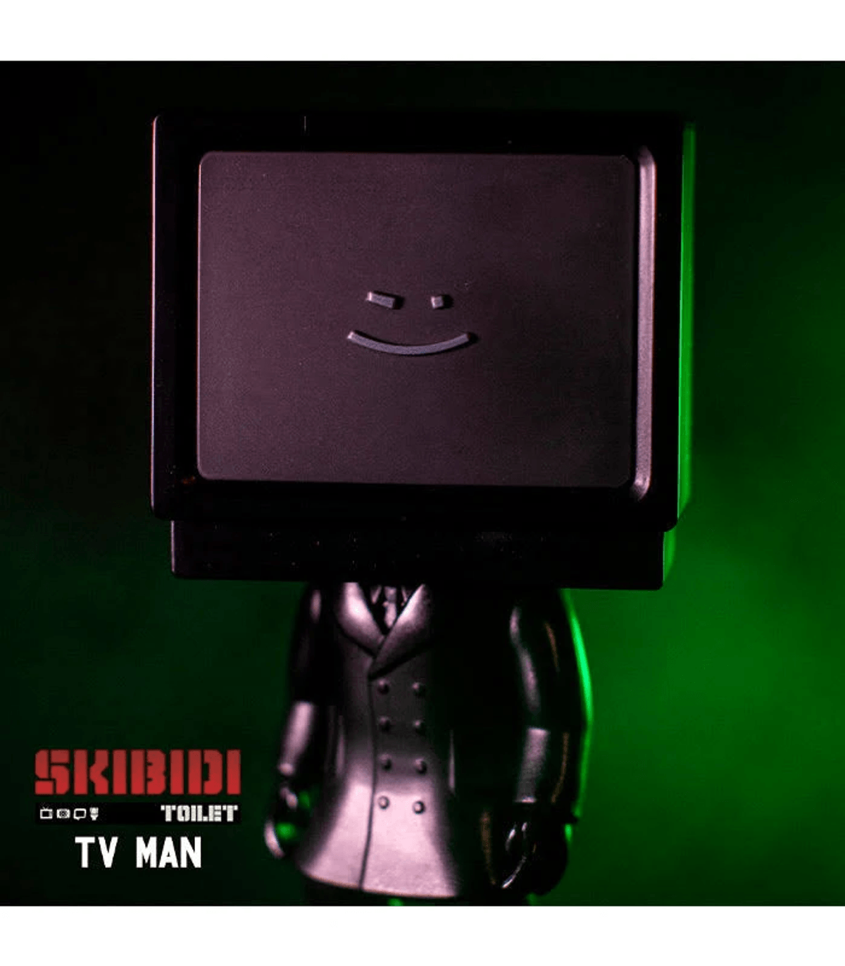 Eine schwarze Skibidi Toilet TV Man Figur mit lächelndem Fernsehkopf und Anzug vor grünem Hintergrund.
