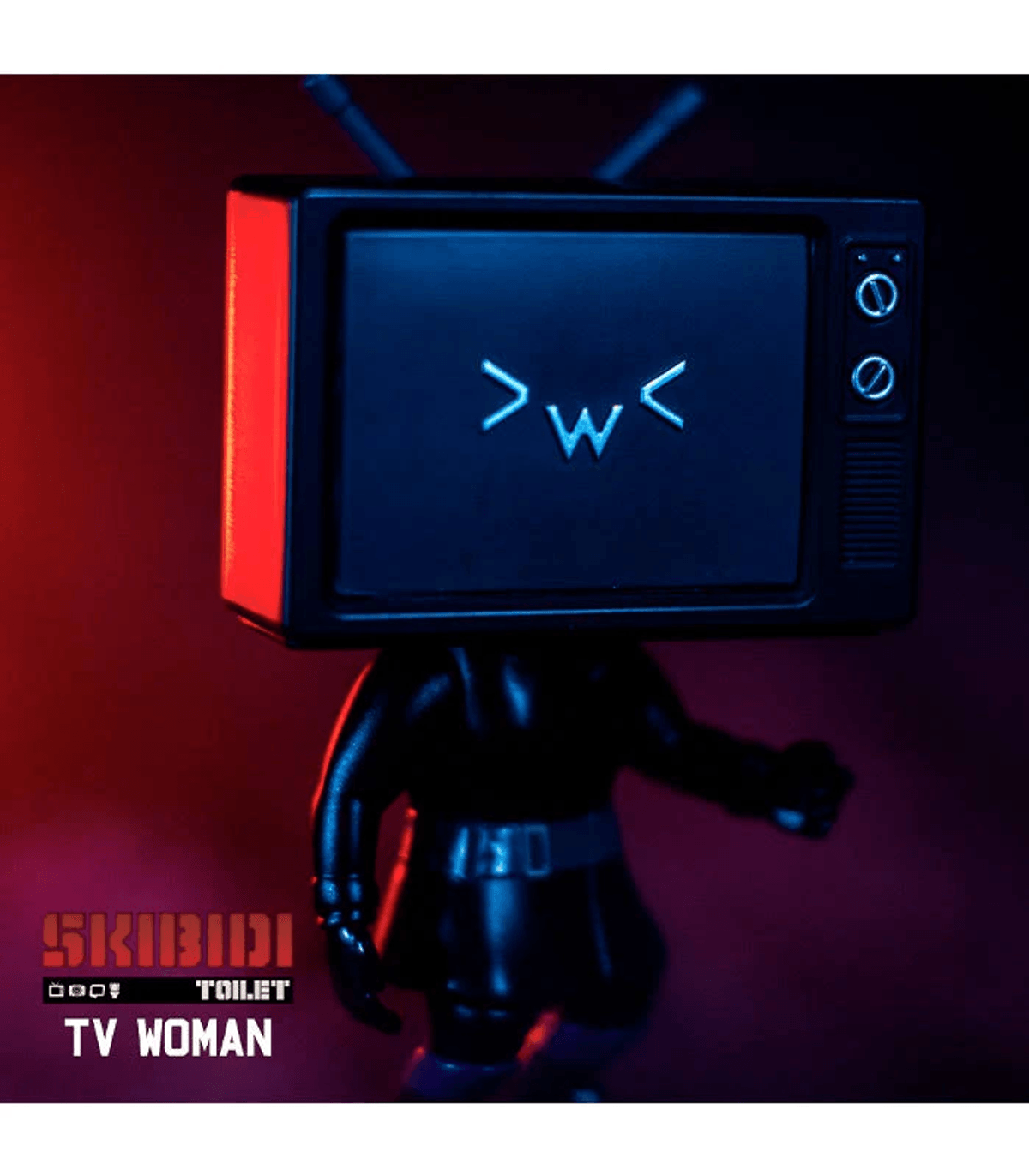 Eine Spielfigur namens TV Woman mit einem Fernsehbildschirm als Kopf, der ein Emoticon zeigt, vor rotem Hintergrund.